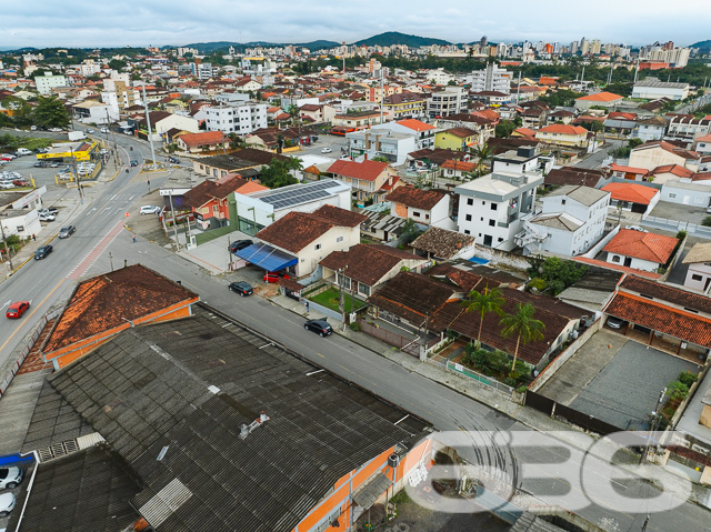 Apresentamos uma magnífica oportunidade residencial no coração de Joinville, SC, ideal para aqueles que valorizam conforto, praticidade e acesso fácil a serviços essenciais. Esta residência térrea, oferece uma área útil de 92 m², situada em um terreno de 360 m².

Ao entrar nesta charmosa residência, você será recebido em uma sala de estar espaçosa e bem iluminada, ideal para receber amigos e familiares. A cozinha, ampla e funcional, está conjugada com a copa, proporcionando um ambiente agradável para refeições em família, além de ser totalmente equipada e pronta para o uso com armários planejados, proporcionando praticidade no dia a dia.

O imóvel possui duas confortáveis suítes e um total de dois banheiros, garantindo privacidade e conforto para todos os moradores. A suíte principal é um verdadeiro refúgio, com espaço amplo e acesso a uma área externa que traz a beleza do jardim para perto de você.

Externamente, a residência se destaca por um jardim bem cuidado e uma área de festa com churrasqueira, perfeita para celebrar momentos especiais. A garagem coberta e descoberta oferece espaço suficiente para dois veículos, enquanto o portão eletrônico e o sistema de interfone garantem sua segurança e de sua família.

Localizada em uma rua pavimentada e com fácil acesso a vias principais, a casa fica próxima a escolas, supermercados e ao terminal de ônibus, colocando-o a minutos de tudo que você precisa. Adicionalmente, todos os móveis planejados estão incluídos, permitindo que você se mude sem preocupações.

Esta residência não é apenas um lugar para morar, é um lar onde cada detalhe foi pensado para proporcionar conforto e praticidade. Não perca a oportunidade de criar momentos inesquecíveis nesta bela casa, pronta para acolher novas histórias. Venha conhecer e se encantar!
 
636 NEGÓCIOS IMOBILIÁRIOS: A SUA MELHOR ESCOLHA
Com mais de 30 anos de experiência, a 636 Negócios Imobiliários é sua parceira ideal para encontrar o imóvel perfeito. Estamos prontos para ajudá-lo a fazer deste imóvel o seu novo lar.
 
Telefone: (47) 3451-0636
WhatsApp: (47) 99190-0636
 
Não perca esta oportunidade única. Visite nosso site para mais informações: i636.com.br

