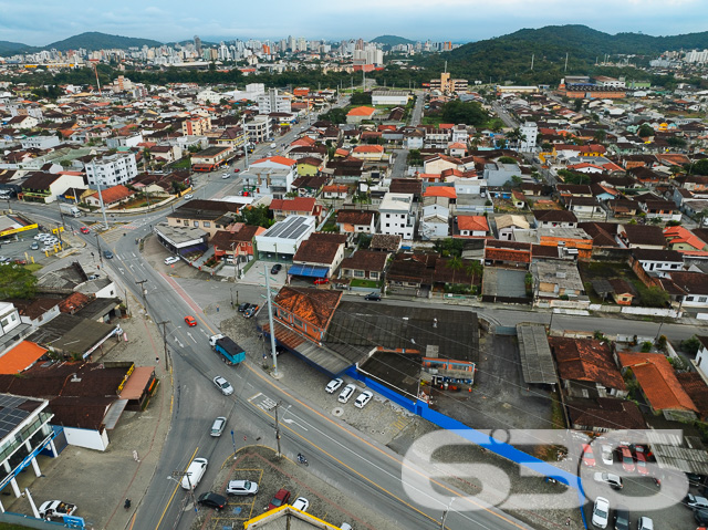 Apresentamos uma magnífica oportunidade residencial no coração de Joinville, SC, ideal para aqueles que valorizam conforto, praticidade e acesso fácil a serviços essenciais. Esta residência térrea, oferece uma área útil de 92 m², situada em um terreno de 360 m².

Ao entrar nesta charmosa residência, você será recebido em uma sala de estar espaçosa e bem iluminada, ideal para receber amigos e familiares. A cozinha, ampla e funcional, está conjugada com a copa, proporcionando um ambiente agradável para refeições em família, além de ser totalmente equipada e pronta para o uso com armários planejados, proporcionando praticidade no dia a dia.

O imóvel possui duas confortáveis suítes e um total de dois banheiros, garantindo privacidade e conforto para todos os moradores. A suíte principal é um verdadeiro refúgio, com espaço amplo e acesso a uma área externa que traz a beleza do jardim para perto de você.

Externamente, a residência se destaca por um jardim bem cuidado e uma área de festa com churrasqueira, perfeita para celebrar momentos especiais. A garagem coberta e descoberta oferece espaço suficiente para dois veículos, enquanto o portão eletrônico e o sistema de interfone garantem sua segurança e de sua família.

Localizada em uma rua pavimentada e com fácil acesso a vias principais, a casa fica próxima a escolas, supermercados e ao terminal de ônibus, colocando-o a minutos de tudo que você precisa. Adicionalmente, todos os móveis planejados estão incluídos, permitindo que você se mude sem preocupações.

Esta residência não é apenas um lugar para morar, é um lar onde cada detalhe foi pensado para proporcionar conforto e praticidade. Não perca a oportunidade de criar momentos inesquecíveis nesta bela casa, pronta para acolher novas histórias. Venha conhecer e se encantar!
 
636 NEGÓCIOS IMOBILIÁRIOS: A SUA MELHOR ESCOLHA
Com mais de 30 anos de experiência, a 636 Negócios Imobiliários é sua parceira ideal para encontrar o imóvel perfeito. Estamos prontos para ajudá-lo a fazer deste imóvel o seu novo lar.
 
Telefone: (47) 3451-0636
WhatsApp: (47) 99190-0636
 
Não perca esta oportunidade única. Visite nosso site para mais informações: i636.com.br

