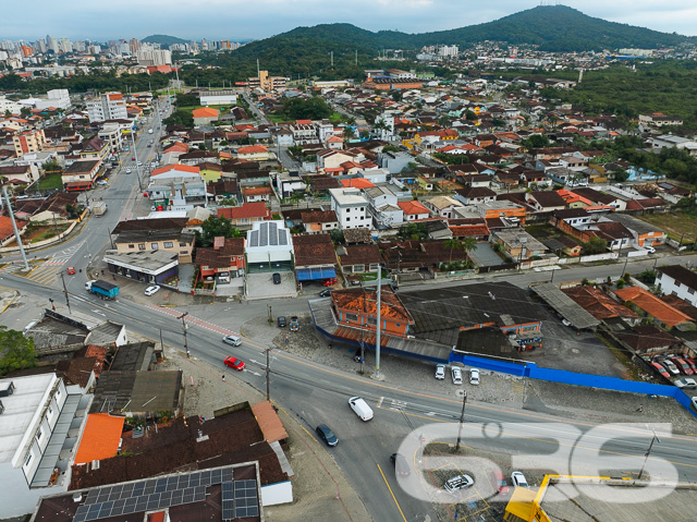 Apresentamos uma magnífica oportunidade residencial no coração de Joinville, SC, ideal para aqueles que valorizam conforto, praticidade e acesso fácil a serviços essenciais. Esta residência térrea, oferece uma área útil de 92 m², situada em um terreno de 360 m².

Ao entrar nesta charmosa residência, você será recebido em uma sala de estar espaçosa e bem iluminada, ideal para receber amigos e familiares. A cozinha, ampla e funcional, está conjugada com a copa, proporcionando um ambiente agradável para refeições em família, além de ser totalmente equipada e pronta para o uso com armários planejados, proporcionando praticidade no dia a dia.

O imóvel possui duas confortáveis suítes e um total de dois banheiros, garantindo privacidade e conforto para todos os moradores. A suíte principal é um verdadeiro refúgio, com espaço amplo e acesso a uma área externa que traz a beleza do jardim para perto de você.

Externamente, a residência se destaca por um jardim bem cuidado e uma área de festa com churrasqueira, perfeita para celebrar momentos especiais. A garagem coberta e descoberta oferece espaço suficiente para dois veículos, enquanto o portão eletrônico e o sistema de interfone garantem sua segurança e de sua família.

Localizada em uma rua pavimentada e com fácil acesso a vias principais, a casa fica próxima a escolas, supermercados e ao terminal de ônibus, colocando-o a minutos de tudo que você precisa. Adicionalmente, todos os móveis planejados estão incluídos, permitindo que você se mude sem preocupações.

Esta residência não é apenas um lugar para morar, é um lar onde cada detalhe foi pensado para proporcionar conforto e praticidade. Não perca a oportunidade de criar momentos inesquecíveis nesta bela casa, pronta para acolher novas histórias. Venha conhecer e se encantar!
 
636 NEGÓCIOS IMOBILIÁRIOS: A SUA MELHOR ESCOLHA
Com mais de 30 anos de experiência, a 636 Negócios Imobiliários é sua parceira ideal para encontrar o imóvel perfeito. Estamos prontos para ajudá-lo a fazer deste imóvel o seu novo lar.
 
Telefone: (47) 3451-0636
WhatsApp: (47) 99190-0636
 
Não perca esta oportunidade única. Visite nosso site para mais informações: i636.com.br

