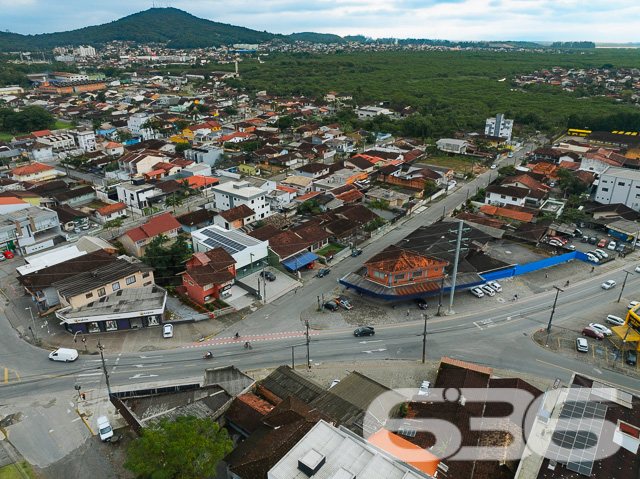 Apresentamos uma magnífica oportunidade residencial no coração de Joinville, SC, ideal para aqueles que valorizam conforto, praticidade e acesso fácil a serviços essenciais. Esta residência térrea, oferece uma área útil de 92 m², situada em um terreno de 360 m².

Ao entrar nesta charmosa residência, você será recebido em uma sala de estar espaçosa e bem iluminada, ideal para receber amigos e familiares. A cozinha, ampla e funcional, está conjugada com a copa, proporcionando um ambiente agradável para refeições em família, além de ser totalmente equipada e pronta para o uso com armários planejados, proporcionando praticidade no dia a dia.

O imóvel possui duas confortáveis suítes e um total de dois banheiros, garantindo privacidade e conforto para todos os moradores. A suíte principal é um verdadeiro refúgio, com espaço amplo e acesso a uma área externa que traz a beleza do jardim para perto de você.

Externamente, a residência se destaca por um jardim bem cuidado e uma área de festa com churrasqueira, perfeita para celebrar momentos especiais. A garagem coberta e descoberta oferece espaço suficiente para dois veículos, enquanto o portão eletrônico e o sistema de interfone garantem sua segurança e de sua família.

Localizada em uma rua pavimentada e com fácil acesso a vias principais, a casa fica próxima a escolas, supermercados e ao terminal de ônibus, colocando-o a minutos de tudo que você precisa. Adicionalmente, todos os móveis planejados estão incluídos, permitindo que você se mude sem preocupações.

Esta residência não é apenas um lugar para morar, é um lar onde cada detalhe foi pensado para proporcionar conforto e praticidade. Não perca a oportunidade de criar momentos inesquecíveis nesta bela casa, pronta para acolher novas histórias. Venha conhecer e se encantar!
 
636 NEGÓCIOS IMOBILIÁRIOS: A SUA MELHOR ESCOLHA
Com mais de 30 anos de experiência, a 636 Negócios Imobiliários é sua parceira ideal para encontrar o imóvel perfeito. Estamos prontos para ajudá-lo a fazer deste imóvel o seu novo lar.
 
Telefone: (47) 3451-0636
WhatsApp: (47) 99190-0636
 
Não perca esta oportunidade única. Visite nosso site para mais informações: i636.com.br

