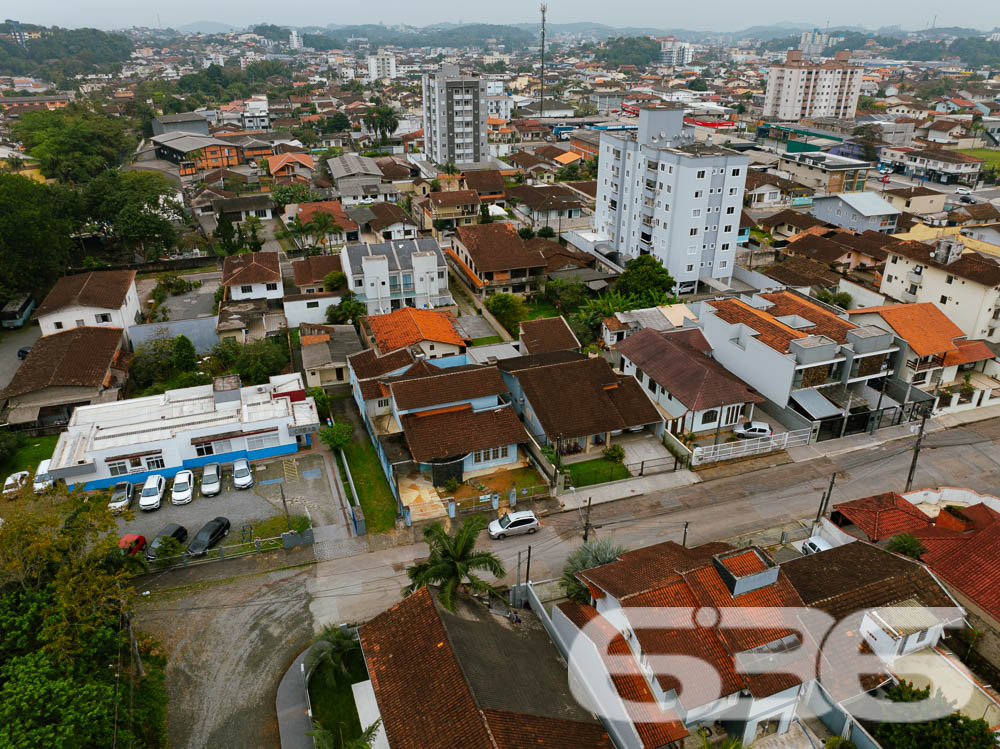 Descubra um verdadeiro refúgio urbano em Joinville, SC, neste deslumbrante sobrado residencial padrão, localizado no tranquilo bairro Itaum. Com arquitetura clássica e um charmoso toque de requinte, este imóvel oferece uma experiência única de moradia para famílias que buscam conforto, espaço e qualidade de vida.

Composição do Imóvel:

* Quartos: 4 Dormitórios espaçosos e uma Suíte Master.
* Salas: Ambientes amplos para Sala de Estar e Sala de Jantar, ideais para acomodar sua família e amigos.
* Garagens: Capacidade para 2 veículos em garagem coberta e 2 em garagem descoberta.
* Cozinha: Planejada para funcionalidade e encontros, com despensa anexa para armazenamento extra.
* Lazer: Área de festa com churrasqueira e sala de jogos, perfeita para entretenimento e relaxamento.
* Inclui 2 lavabos, oferecendo conveniência e privacidade.

Localização e Características do Terreno:

Localizada em Joinville - SC, esta residência se encontra em uma rua pavimentada, com acesso fácil às principais vias da cidade. O terreno possui dimensões generosas com uma geometria regular e um suave aclive, proporcionando uma vista agradável e um jardim elevado em relação à rua.

Vantagens de Morar Aqui:

* Localização estratégica em Joinville, próximo a serviços, comércios e áreas de lazer.
* Espaço e privacidade com um terreno amplo e bem distribuído.
* Área de lazer integrada, ideal para reuniões familiares e festas com amigos.
* Segurança e tranquilidade em um bairro residencial consolidado.
Este imóvel não é apenas uma casa, é o seu próximo lar, onde cada canto foi pensado para oferecer conforto e qualidade de vida. Venha conhecer e se apaixonar por cada detalhe. A 636 Negócios Imobiliários está pronta para ajudar você a realizar o sonho da casa própria com a excelência e a segurança que só mais de 30 anos de mercado podem oferecer.

Faça um novo começo em grande estilo – agende sua visita e descubra todas as possibilidades que essa magnífica residência tem a oferecer!
 
636 NEGÓCIOS IMOBILIÁRIOS: A SUA MELHOR ESCOLHA
Com mais de 30 anos de experiência, a 636 Negócios Imobiliários é sua parceira ideal para encontrar o imóvel perfeito. Estamos prontos para ajudá-lo a fazer deste imóvel o seu novo lar.
 
Telefone: (47) 3451-0636
WhatsApp: (47) 99190-0636
 
Não perca esta oportunidade única. Visite nosso site para mais informações: i636.com.br