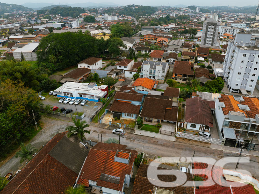 Descubra um verdadeiro refúgio urbano em Joinville, SC, neste deslumbrante sobrado residencial padrão, localizado no tranquilo bairro Itaum. Com arquitetura clássica e um charmoso toque de requinte, este imóvel oferece uma experiência única de moradia para famílias que buscam conforto, espaço e qualidade de vida.

Composição do Imóvel:

* Quartos: 4 Dormitórios espaçosos e uma Suíte Master.
* Salas: Ambientes amplos para Sala de Estar e Sala de Jantar, ideais para acomodar sua família e amigos.
* Garagens: Capacidade para 2 veículos em garagem coberta e 2 em garagem descoberta.
* Cozinha: Planejada para funcionalidade e encontros, com despensa anexa para armazenamento extra.
* Lazer: Área de festa com churrasqueira e sala de jogos, perfeita para entretenimento e relaxamento.
* Inclui 2 lavabos, oferecendo conveniência e privacidade.

Localização e Características do Terreno:

Localizada em Joinville - SC, esta residência se encontra em uma rua pavimentada, com acesso fácil às principais vias da cidade. O terreno possui dimensões generosas com uma geometria regular e um suave aclive, proporcionando uma vista agradável e um jardim elevado em relação à rua.

Vantagens de Morar Aqui:

* Localização estratégica em Joinville, próximo a serviços, comércios e áreas de lazer.
* Espaço e privacidade com um terreno amplo e bem distribuído.
* Área de lazer integrada, ideal para reuniões familiares e festas com amigos.
* Segurança e tranquilidade em um bairro residencial consolidado.
Este imóvel não é apenas uma casa, é o seu próximo lar, onde cada canto foi pensado para oferecer conforto e qualidade de vida. Venha conhecer e se apaixonar por cada detalhe. A 636 Negócios Imobiliários está pronta para ajudar você a realizar o sonho da casa própria com a excelência e a segurança que só mais de 30 anos de mercado podem oferecer.

Faça um novo começo em grande estilo – agende sua visita e descubra todas as possibilidades que essa magnífica residência tem a oferecer!
 
636 NEGÓCIOS IMOBILIÁRIOS: A SUA MELHOR ESCOLHA
Com mais de 30 anos de experiência, a 636 Negócios Imobiliários é sua parceira ideal para encontrar o imóvel perfeito. Estamos prontos para ajudá-lo a fazer deste imóvel o seu novo lar.
 
Telefone: (47) 3451-0636
WhatsApp: (47) 99190-0636
 
Não perca esta oportunidade única. Visite nosso site para mais informações: i636.com.br