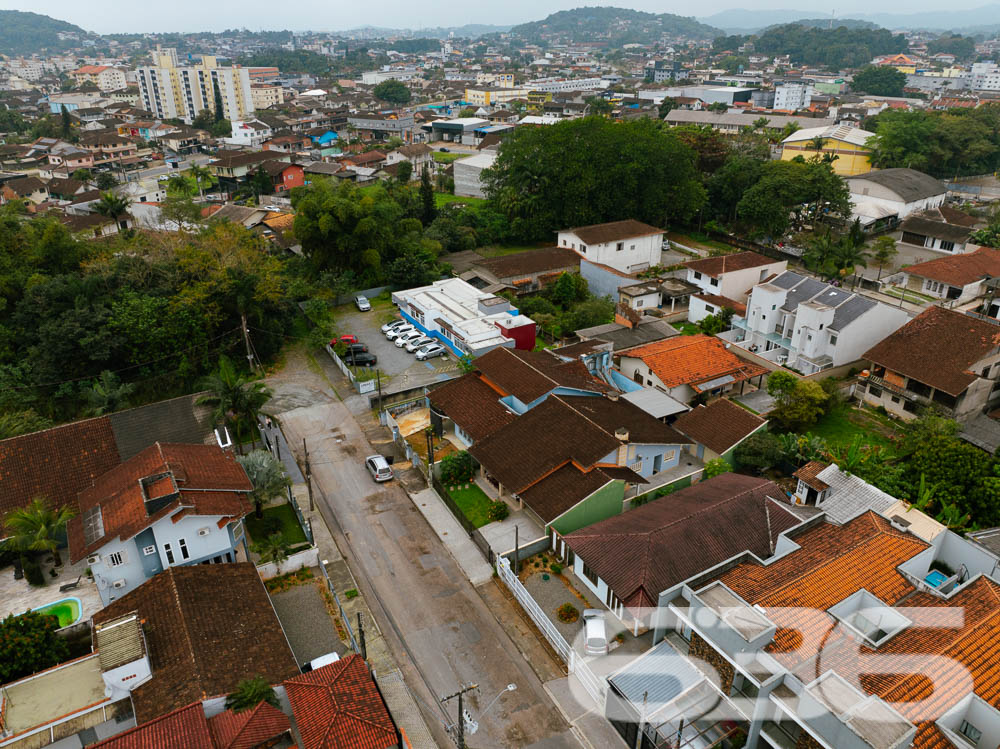Descubra um verdadeiro refúgio urbano em Joinville, SC, neste deslumbrante sobrado residencial padrão, localizado no tranquilo bairro Itaum. Com arquitetura clássica e um charmoso toque de requinte, este imóvel oferece uma experiência única de moradia para famílias que buscam conforto, espaço e qualidade de vida.

Composição do Imóvel:

* Quartos: 4 Dormitórios espaçosos e uma Suíte Master.
* Salas: Ambientes amplos para Sala de Estar e Sala de Jantar, ideais para acomodar sua família e amigos.
* Garagens: Capacidade para 2 veículos em garagem coberta e 2 em garagem descoberta.
* Cozinha: Planejada para funcionalidade e encontros, com despensa anexa para armazenamento extra.
* Lazer: Área de festa com churrasqueira e sala de jogos, perfeita para entretenimento e relaxamento.
* Inclui 2 lavabos, oferecendo conveniência e privacidade.

Localização e Características do Terreno:

Localizada em Joinville - SC, esta residência se encontra em uma rua pavimentada, com acesso fácil às principais vias da cidade. O terreno possui dimensões generosas com uma geometria regular e um suave aclive, proporcionando uma vista agradável e um jardim elevado em relação à rua.

Vantagens de Morar Aqui:

* Localização estratégica em Joinville, próximo a serviços, comércios e áreas de lazer.
* Espaço e privacidade com um terreno amplo e bem distribuído.
* Área de lazer integrada, ideal para reuniões familiares e festas com amigos.
* Segurança e tranquilidade em um bairro residencial consolidado.
Este imóvel não é apenas uma casa, é o seu próximo lar, onde cada canto foi pensado para oferecer conforto e qualidade de vida. Venha conhecer e se apaixonar por cada detalhe. A 636 Negócios Imobiliários está pronta para ajudar você a realizar o sonho da casa própria com a excelência e a segurança que só mais de 30 anos de mercado podem oferecer.

Faça um novo começo em grande estilo – agende sua visita e descubra todas as possibilidades que essa magnífica residência tem a oferecer!
 
636 NEGÓCIOS IMOBILIÁRIOS: A SUA MELHOR ESCOLHA
Com mais de 30 anos de experiência, a 636 Negócios Imobiliários é sua parceira ideal para encontrar o imóvel perfeito. Estamos prontos para ajudá-lo a fazer deste imóvel o seu novo lar.
 
Telefone: (47) 3451-0636
WhatsApp: (47) 99190-0636
 
Não perca esta oportunidade única. Visite nosso site para mais informações: i636.com.br