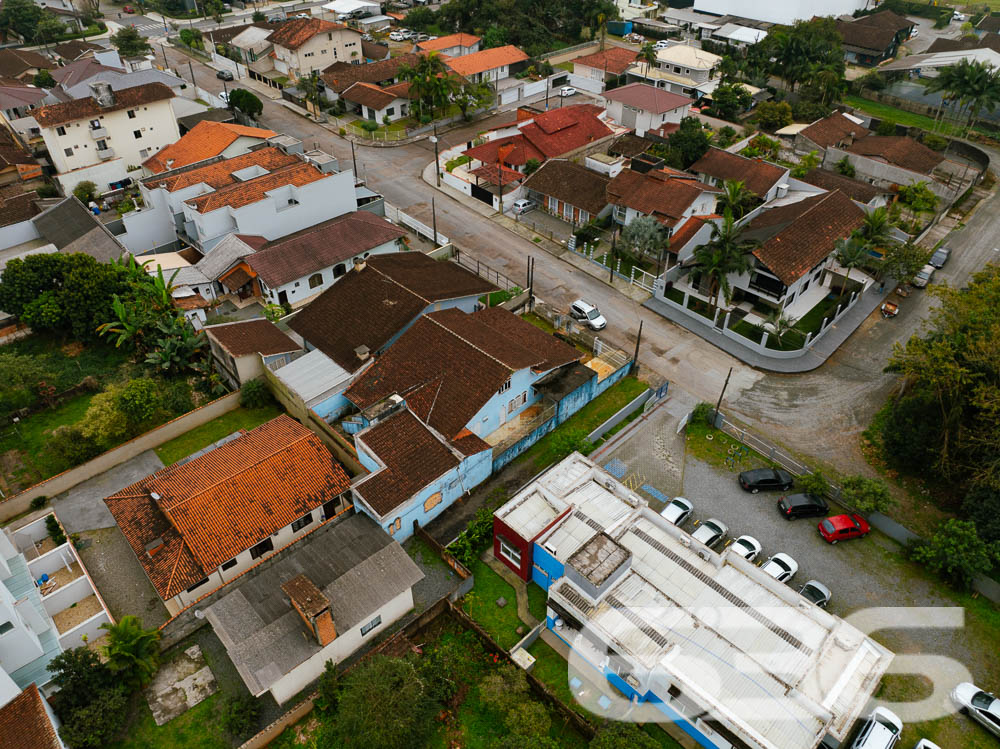 Descubra um verdadeiro refúgio urbano em Joinville, SC, neste deslumbrante sobrado residencial padrão, localizado no tranquilo bairro Itaum. Com arquitetura clássica e um charmoso toque de requinte, este imóvel oferece uma experiência única de moradia para famílias que buscam conforto, espaço e qualidade de vida.

Composição do Imóvel:

* Quartos: 4 Dormitórios espaçosos e uma Suíte Master.
* Salas: Ambientes amplos para Sala de Estar e Sala de Jantar, ideais para acomodar sua família e amigos.
* Garagens: Capacidade para 2 veículos em garagem coberta e 2 em garagem descoberta.
* Cozinha: Planejada para funcionalidade e encontros, com despensa anexa para armazenamento extra.
* Lazer: Área de festa com churrasqueira e sala de jogos, perfeita para entretenimento e relaxamento.
* Inclui 2 lavabos, oferecendo conveniência e privacidade.

Localização e Características do Terreno:

Localizada em Joinville - SC, esta residência se encontra em uma rua pavimentada, com acesso fácil às principais vias da cidade. O terreno possui dimensões generosas com uma geometria regular e um suave aclive, proporcionando uma vista agradável e um jardim elevado em relação à rua.

Vantagens de Morar Aqui:

* Localização estratégica em Joinville, próximo a serviços, comércios e áreas de lazer.
* Espaço e privacidade com um terreno amplo e bem distribuído.
* Área de lazer integrada, ideal para reuniões familiares e festas com amigos.
* Segurança e tranquilidade em um bairro residencial consolidado.
Este imóvel não é apenas uma casa, é o seu próximo lar, onde cada canto foi pensado para oferecer conforto e qualidade de vida. Venha conhecer e se apaixonar por cada detalhe. A 636 Negócios Imobiliários está pronta para ajudar você a realizar o sonho da casa própria com a excelência e a segurança que só mais de 30 anos de mercado podem oferecer.

Faça um novo começo em grande estilo – agende sua visita e descubra todas as possibilidades que essa magnífica residência tem a oferecer!
 
636 NEGÓCIOS IMOBILIÁRIOS: A SUA MELHOR ESCOLHA
Com mais de 30 anos de experiência, a 636 Negócios Imobiliários é sua parceira ideal para encontrar o imóvel perfeito. Estamos prontos para ajudá-lo a fazer deste imóvel o seu novo lar.
 
Telefone: (47) 3451-0636
WhatsApp: (47) 99190-0636
 
Não perca esta oportunidade única. Visite nosso site para mais informações: i636.com.br