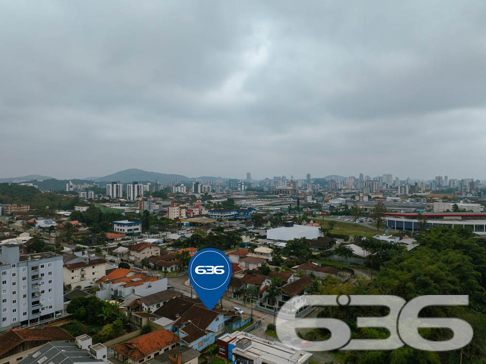 Descubra um verdadeiro refúgio urbano em Joinville, SC, neste deslumbrante sobrado residencial padrão, localizado no tranquilo bairro Itaum. Com arquitetura clássica e um charmoso toque de requinte, este imóvel oferece uma experiência única de moradia para famílias que buscam conforto, espaço e qualidade de vida.

Composição do Imóvel:

* Quartos: 4 Dormitórios espaçosos e uma Suíte Master.
* Salas: Ambientes amplos para Sala de Estar e Sala de Jantar, ideais para acomodar sua família e amigos.
* Garagens: Capacidade para 2 veículos em garagem coberta e 2 em garagem descoberta.
* Cozinha: Planejada para funcionalidade e encontros, com despensa anexa para armazenamento extra.
* Lazer: Área de festa com churrasqueira e sala de jogos, perfeita para entretenimento e relaxamento.
* Inclui 2 lavabos, oferecendo conveniência e privacidade.

Localização e Características do Terreno:

Localizada em Joinville - SC, esta residência se encontra em uma rua pavimentada, com acesso fácil às principais vias da cidade. O terreno possui dimensões generosas com uma geometria regular e um suave aclive, proporcionando uma vista agradável e um jardim elevado em relação à rua.

Vantagens de Morar Aqui:

* Localização estratégica em Joinville, próximo a serviços, comércios e áreas de lazer.
* Espaço e privacidade com um terreno amplo e bem distribuído.
* Área de lazer integrada, ideal para reuniões familiares e festas com amigos.
* Segurança e tranquilidade em um bairro residencial consolidado.
Este imóvel não é apenas uma casa, é o seu próximo lar, onde cada canto foi pensado para oferecer conforto e qualidade de vida. Venha conhecer e se apaixonar por cada detalhe. A 636 Negócios Imobiliários está pronta para ajudar você a realizar o sonho da casa própria com a excelência e a segurança que só mais de 30 anos de mercado podem oferecer.

Faça um novo começo em grande estilo – agende sua visita e descubra todas as possibilidades que essa magnífica residência tem a oferecer!
 
636 NEGÓCIOS IMOBILIÁRIOS: A SUA MELHOR ESCOLHA
Com mais de 30 anos de experiência, a 636 Negócios Imobiliários é sua parceira ideal para encontrar o imóvel perfeito. Estamos prontos para ajudá-lo a fazer deste imóvel o seu novo lar.
 
Telefone: (47) 3451-0636
WhatsApp: (47) 99190-0636
 
Não perca esta oportunidade única. Visite nosso site para mais informações: i636.com.br