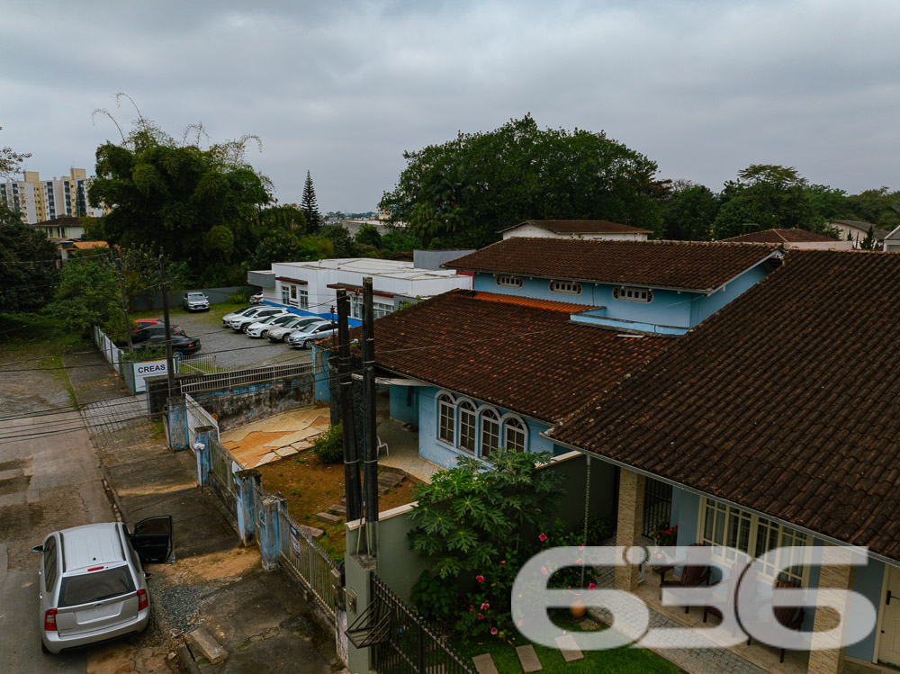 Descubra um verdadeiro refúgio urbano em Joinville, SC, neste deslumbrante sobrado residencial padrão, localizado no tranquilo bairro Itaum. Com arquitetura clássica e um charmoso toque de requinte, este imóvel oferece uma experiência única de moradia para famílias que buscam conforto, espaço e qualidade de vida.

Composição do Imóvel:

* Quartos: 4 Dormitórios espaçosos e uma Suíte Master.
* Salas: Ambientes amplos para Sala de Estar e Sala de Jantar, ideais para acomodar sua família e amigos.
* Garagens: Capacidade para 2 veículos em garagem coberta e 2 em garagem descoberta.
* Cozinha: Planejada para funcionalidade e encontros, com despensa anexa para armazenamento extra.
* Lazer: Área de festa com churrasqueira e sala de jogos, perfeita para entretenimento e relaxamento.
* Inclui 2 lavabos, oferecendo conveniência e privacidade.

Localização e Características do Terreno:

Localizada em Joinville - SC, esta residência se encontra em uma rua pavimentada, com acesso fácil às principais vias da cidade. O terreno possui dimensões generosas com uma geometria regular e um suave aclive, proporcionando uma vista agradável e um jardim elevado em relação à rua.

Vantagens de Morar Aqui:

* Localização estratégica em Joinville, próximo a serviços, comércios e áreas de lazer.
* Espaço e privacidade com um terreno amplo e bem distribuído.
* Área de lazer integrada, ideal para reuniões familiares e festas com amigos.
* Segurança e tranquilidade em um bairro residencial consolidado.
Este imóvel não é apenas uma casa, é o seu próximo lar, onde cada canto foi pensado para oferecer conforto e qualidade de vida. Venha conhecer e se apaixonar por cada detalhe. A 636 Negócios Imobiliários está pronta para ajudar você a realizar o sonho da casa própria com a excelência e a segurança que só mais de 30 anos de mercado podem oferecer.

Faça um novo começo em grande estilo – agende sua visita e descubra todas as possibilidades que essa magnífica residência tem a oferecer!
 
636 NEGÓCIOS IMOBILIÁRIOS: A SUA MELHOR ESCOLHA
Com mais de 30 anos de experiência, a 636 Negócios Imobiliários é sua parceira ideal para encontrar o imóvel perfeito. Estamos prontos para ajudá-lo a fazer deste imóvel o seu novo lar.
 
Telefone: (47) 3451-0636
WhatsApp: (47) 99190-0636
 
Não perca esta oportunidade única. Visite nosso site para mais informações: i636.com.br