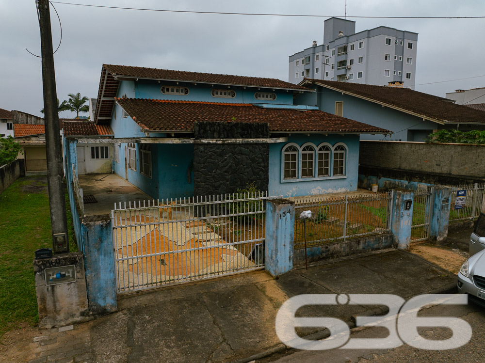 Descubra um verdadeiro refúgio urbano em Joinville, SC, neste deslumbrante sobrado residencial padrão, localizado no tranquilo bairro Itaum. Com arquitetura clássica e um charmoso toque de requinte, este imóvel oferece uma experiência única de moradia para famílias que buscam conforto, espaço e qualidade de vida.

Composição do Imóvel:

* Quartos: 4 Dormitórios espaçosos e uma Suíte Master.
* Salas: Ambientes amplos para Sala de Estar e Sala de Jantar, ideais para acomodar sua família e amigos.
* Garagens: Capacidade para 2 veículos em garagem coberta e 2 em garagem descoberta.
* Cozinha: Planejada para funcionalidade e encontros, com despensa anexa para armazenamento extra.
* Lazer: Área de festa com churrasqueira e sala de jogos, perfeita para entretenimento e relaxamento.
* Inclui 2 lavabos, oferecendo conveniência e privacidade.

Localização e Características do Terreno:

Localizada em Joinville - SC, esta residência se encontra em uma rua pavimentada, com acesso fácil às principais vias da cidade. O terreno possui dimensões generosas com uma geometria regular e um suave aclive, proporcionando uma vista agradável e um jardim elevado em relação à rua.

Vantagens de Morar Aqui:

* Localização estratégica em Joinville, próximo a serviços, comércios e áreas de lazer.
* Espaço e privacidade com um terreno amplo e bem distribuído.
* Área de lazer integrada, ideal para reuniões familiares e festas com amigos.
* Segurança e tranquilidade em um bairro residencial consolidado.
Este imóvel não é apenas uma casa, é o seu próximo lar, onde cada canto foi pensado para oferecer conforto e qualidade de vida. Venha conhecer e se apaixonar por cada detalhe. A 636 Negócios Imobiliários está pronta para ajudar você a realizar o sonho da casa própria com a excelência e a segurança que só mais de 30 anos de mercado podem oferecer.

Faça um novo começo em grande estilo – agende sua visita e descubra todas as possibilidades que essa magnífica residência tem a oferecer!
 
636 NEGÓCIOS IMOBILIÁRIOS: A SUA MELHOR ESCOLHA
Com mais de 30 anos de experiência, a 636 Negócios Imobiliários é sua parceira ideal para encontrar o imóvel perfeito. Estamos prontos para ajudá-lo a fazer deste imóvel o seu novo lar.
 
Telefone: (47) 3451-0636
WhatsApp: (47) 99190-0636
 
Não perca esta oportunidade única. Visite nosso site para mais informações: i636.com.br