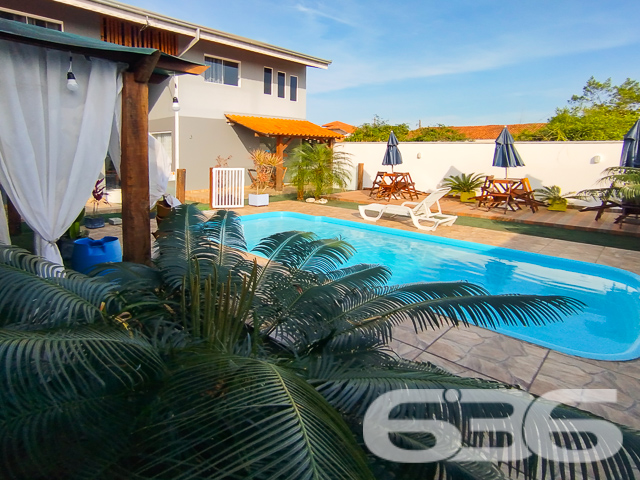 Descubra o equilíbrio perfeito entre estilo moderno e vida prática neste Loft em São Francisco do Sul, SC. Situada a apenas 300 metros da serena Praia Grande/Enseada, esta propriedade representa uma oportunidade excepcional para investidores ou para quem busca um refúgio à beira-mar.
Este imponente sobrado, estende-se por uma área de 170 m², meticulosamente projetada para maximizar espaço e conforto.
Ao entrar, você será recebido por uma sala de estar espaçosa, integrada a uma copa e cozinha modernas, onde cada detalhe foi pensado para sua conveniência e estilo de vida. As áreas sociais são complementadas por um gazebo/pergolado encantador, ideal para desfrutar das vistas tranquilas e da brisa marinha.
O imóvel conta com quatro Apartamentos duplex aconchegantes, todos mobiliados com bom gosto, proporcionando um ambiente sereno para descansar. Adicionalmente, a propriedade dispõe de quatro garagens , oferecendo ampla comodidade para veículos e equipamentos de praia.
As características exteriores incluem uma piscina convidativa, perfeita para os dias de sol, e uma churrasqueira, onde você poderá preparar deliciosas refeições ao ar livre. O imóvel é completamente cercado, garantindo privacidade e segurança.
Investidores encontrarão particular interesse no fato de que a propriedade é composta por quatro unidades loft, todas mobiliadas, o que representa uma excelente oportunidade de aluguel sazonal ou de longo prazo, especialmente devido à sua proximidade com o mar.
A residência promete um refúgio tranquilo, longe do movimento intenso, mas ainda próximo de serviços públicos essenciais e vias de acesso rápido.
Seja como um investimento ou como seu novo lar à beira-mar, este sobrado em São Francisco do Sul é uma escolha perfeita para quem valoriza conforto, estilo e uma localização privilegiada. Entre em contato conosco na 636 Negócios Imobiliários para mais informações e agende uma visita a esta propriedade única. Venha viver seus sonhos de frente para o mar!
636 NEGÓCIOS IMOBILIÁRIOS: A SUA MELHOR ESCOLHA
Com mais de 30 anos de experiência, a 636 Negócios Imobiliários é sua parceira ideal para encontrar o imóvel perfeito. Estamos prontos para ajudá-lo a fazer deste imóvel o seu novo lar.
Telefone: (47) 3451-0636
WhatsApp: (47) 99190-0636
Não perca esta oportunidade única. Visite nosso site para mais informações: i636.com.br