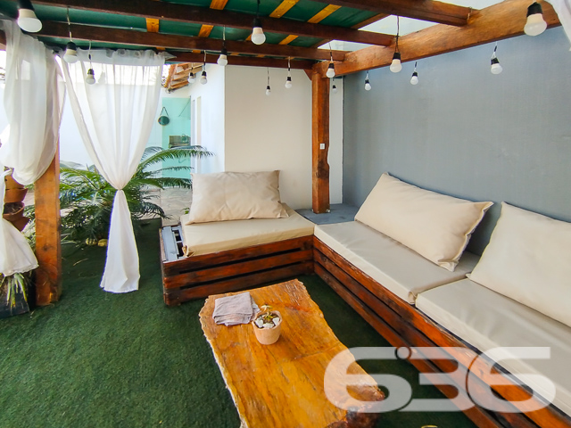 Descubra o equilíbrio perfeito entre estilo moderno e vida prática neste Loft em São Francisco do Sul, SC. Situada a apenas 300 metros da serena Praia Grande/Enseada, esta propriedade representa uma oportunidade excepcional para investidores ou para quem busca um refúgio à beira-mar.
Este imponente sobrado, estende-se por uma área de 170 m², meticulosamente projetada para maximizar espaço e conforto.
Ao entrar, você será recebido por uma sala de estar espaçosa, integrada a uma copa e cozinha modernas, onde cada detalhe foi pensado para sua conveniência e estilo de vida. As áreas sociais são complementadas por um gazebo/pergolado encantador, ideal para desfrutar das vistas tranquilas e da brisa marinha.
O imóvel conta com quatro Apartamentos duplex aconchegantes, todos mobiliados com bom gosto, proporcionando um ambiente sereno para descansar. Adicionalmente, a propriedade dispõe de quatro garagens , oferecendo ampla comodidade para veículos e equipamentos de praia.
As características exteriores incluem uma piscina convidativa, perfeita para os dias de sol, e uma churrasqueira, onde você poderá preparar deliciosas refeições ao ar livre. O imóvel é completamente cercado, garantindo privacidade e segurança.
Investidores encontrarão particular interesse no fato de que a propriedade é composta por quatro unidades loft, todas mobiliadas, o que representa uma excelente oportunidade de aluguel sazonal ou de longo prazo, especialmente devido à sua proximidade com o mar.
A residência promete um refúgio tranquilo, longe do movimento intenso, mas ainda próximo de serviços públicos essenciais e vias de acesso rápido.
Seja como um investimento ou como seu novo lar à beira-mar, este sobrado em São Francisco do Sul é uma escolha perfeita para quem valoriza conforto, estilo e uma localização privilegiada. Entre em contato conosco na 636 Negócios Imobiliários para mais informações e agende uma visita a esta propriedade única. Venha viver seus sonhos de frente para o mar!
636 NEGÓCIOS IMOBILIÁRIOS: A SUA MELHOR ESCOLHA
Com mais de 30 anos de experiência, a 636 Negócios Imobiliários é sua parceira ideal para encontrar o imóvel perfeito. Estamos prontos para ajudá-lo a fazer deste imóvel o seu novo lar.
Telefone: (47) 3451-0636
WhatsApp: (47) 99190-0636
Não perca esta oportunidade única. Visite nosso site para mais informações: i636.com.br