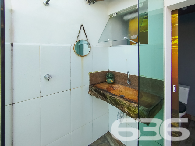 Descubra o equilíbrio perfeito entre estilo moderno e vida prática neste Loft em São Francisco do Sul, SC. Situada a apenas 300 metros da serena Praia Grande/Enseada, esta propriedade representa uma oportunidade excepcional para investidores ou para quem busca um refúgio à beira-mar.
Este imponente sobrado, estende-se por uma área de 170 m², meticulosamente projetada para maximizar espaço e conforto.
Ao entrar, você será recebido por uma sala de estar espaçosa, integrada a uma copa e cozinha modernas, onde cada detalhe foi pensado para sua conveniência e estilo de vida. As áreas sociais são complementadas por um gazebo/pergolado encantador, ideal para desfrutar das vistas tranquilas e da brisa marinha.
O imóvel conta com quatro Apartamentos duplex aconchegantes, todos mobiliados com bom gosto, proporcionando um ambiente sereno para descansar. Adicionalmente, a propriedade dispõe de quatro garagens , oferecendo ampla comodidade para veículos e equipamentos de praia.
As características exteriores incluem uma piscina convidativa, perfeita para os dias de sol, e uma churrasqueira, onde você poderá preparar deliciosas refeições ao ar livre. O imóvel é completamente cercado, garantindo privacidade e segurança.
Investidores encontrarão particular interesse no fato de que a propriedade é composta por quatro unidades loft, todas mobiliadas, o que representa uma excelente oportunidade de aluguel sazonal ou de longo prazo, especialmente devido à sua proximidade com o mar.
A residência promete um refúgio tranquilo, longe do movimento intenso, mas ainda próximo de serviços públicos essenciais e vias de acesso rápido.
Seja como um investimento ou como seu novo lar à beira-mar, este sobrado em São Francisco do Sul é uma escolha perfeita para quem valoriza conforto, estilo e uma localização privilegiada. Entre em contato conosco na 636 Negócios Imobiliários para mais informações e agende uma visita a esta propriedade única. Venha viver seus sonhos de frente para o mar!
636 NEGÓCIOS IMOBILIÁRIOS: A SUA MELHOR ESCOLHA
Com mais de 30 anos de experiência, a 636 Negócios Imobiliários é sua parceira ideal para encontrar o imóvel perfeito. Estamos prontos para ajudá-lo a fazer deste imóvel o seu novo lar.
Telefone: (47) 3451-0636
WhatsApp: (47) 99190-0636
Não perca esta oportunidade única. Visite nosso site para mais informações: i636.com.br