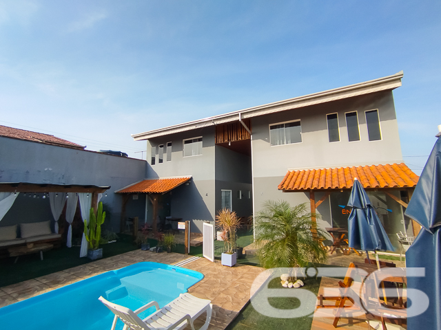 Descubra o equilíbrio perfeito entre estilo moderno e vida prática neste Loft em São Francisco do Sul, SC. Situada a apenas 300 metros da serena Praia Grande/Enseada, esta propriedade representa uma oportunidade excepcional para investidores ou para quem busca um refúgio à beira-mar.
Este imponente sobrado, estende-se por uma área de 170 m², meticulosamente projetada para maximizar espaço e conforto.
Ao entrar, você será recebido por uma sala de estar espaçosa, integrada a uma copa e cozinha modernas, onde cada detalhe foi pensado para sua conveniência e estilo de vida. As áreas sociais são complementadas por um gazebo/pergolado encantador, ideal para desfrutar das vistas tranquilas e da brisa marinha.
O imóvel conta com quatro Apartamentos duplex aconchegantes, todos mobiliados com bom gosto, proporcionando um ambiente sereno para descansar. Adicionalmente, a propriedade dispõe de quatro garagens , oferecendo ampla comodidade para veículos e equipamentos de praia.
As características exteriores incluem uma piscina convidativa, perfeita para os dias de sol, e uma churrasqueira, onde você poderá preparar deliciosas refeições ao ar livre. O imóvel é completamente cercado, garantindo privacidade e segurança.
Investidores encontrarão particular interesse no fato de que a propriedade é composta por quatro unidades loft, todas mobiliadas, o que representa uma excelente oportunidade de aluguel sazonal ou de longo prazo, especialmente devido à sua proximidade com o mar.
A residência promete um refúgio tranquilo, longe do movimento intenso, mas ainda próximo de serviços públicos essenciais e vias de acesso rápido.
Seja como um investimento ou como seu novo lar à beira-mar, este sobrado em São Francisco do Sul é uma escolha perfeita para quem valoriza conforto, estilo e uma localização privilegiada. Entre em contato conosco na 636 Negócios Imobiliários para mais informações e agende uma visita a esta propriedade única. Venha viver seus sonhos de frente para o mar!
636 NEGÓCIOS IMOBILIÁRIOS: A SUA MELHOR ESCOLHA
Com mais de 30 anos de experiência, a 636 Negócios Imobiliários é sua parceira ideal para encontrar o imóvel perfeito. Estamos prontos para ajudá-lo a fazer deste imóvel o seu novo lar.
Telefone: (47) 3451-0636
WhatsApp: (47) 99190-0636
Não perca esta oportunidade única. Visite nosso site para mais informações: i636.com.br