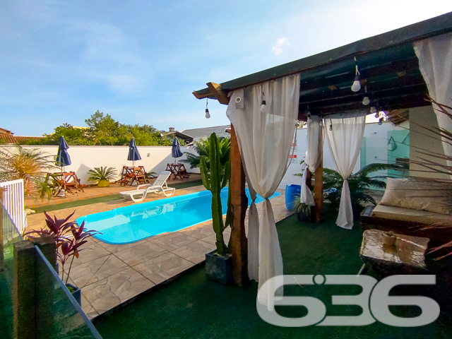 Descubra o equilíbrio perfeito entre estilo moderno e vida prática neste Loft em São Francisco do Sul, SC. Situada a apenas 300 metros da serena Praia Grande/Enseada, esta propriedade representa uma oportunidade excepcional para investidores ou para quem busca um refúgio à beira-mar.
Este imponente sobrado, estende-se por uma área de 170 m², meticulosamente projetada para maximizar espaço e conforto.
Ao entrar, você será recebido por uma sala de estar espaçosa, integrada a uma copa e cozinha modernas, onde cada detalhe foi pensado para sua conveniência e estilo de vida. As áreas sociais são complementadas por um gazebo/pergolado encantador, ideal para desfrutar das vistas tranquilas e da brisa marinha.
O imóvel conta com quatro Apartamentos duplex aconchegantes, todos mobiliados com bom gosto, proporcionando um ambiente sereno para descansar. Adicionalmente, a propriedade dispõe de quatro garagens , oferecendo ampla comodidade para veículos e equipamentos de praia.
As características exteriores incluem uma piscina convidativa, perfeita para os dias de sol, e uma churrasqueira, onde você poderá preparar deliciosas refeições ao ar livre. O imóvel é completamente cercado, garantindo privacidade e segurança.
Investidores encontrarão particular interesse no fato de que a propriedade é composta por quatro unidades loft, todas mobiliadas, o que representa uma excelente oportunidade de aluguel sazonal ou de longo prazo, especialmente devido à sua proximidade com o mar.
A residência promete um refúgio tranquilo, longe do movimento intenso, mas ainda próximo de serviços públicos essenciais e vias de acesso rápido.
Seja como um investimento ou como seu novo lar à beira-mar, este sobrado em São Francisco do Sul é uma escolha perfeita para quem valoriza conforto, estilo e uma localização privilegiada. Entre em contato conosco na 636 Negócios Imobiliários para mais informações e agende uma visita a esta propriedade única. Venha viver seus sonhos de frente para o mar!
636 NEGÓCIOS IMOBILIÁRIOS: A SUA MELHOR ESCOLHA
Com mais de 30 anos de experiência, a 636 Negócios Imobiliários é sua parceira ideal para encontrar o imóvel perfeito. Estamos prontos para ajudá-lo a fazer deste imóvel o seu novo lar.
Telefone: (47) 3451-0636
WhatsApp: (47) 99190-0636
Não perca esta oportunidade única. Visite nosso site para mais informações: i636.com.br