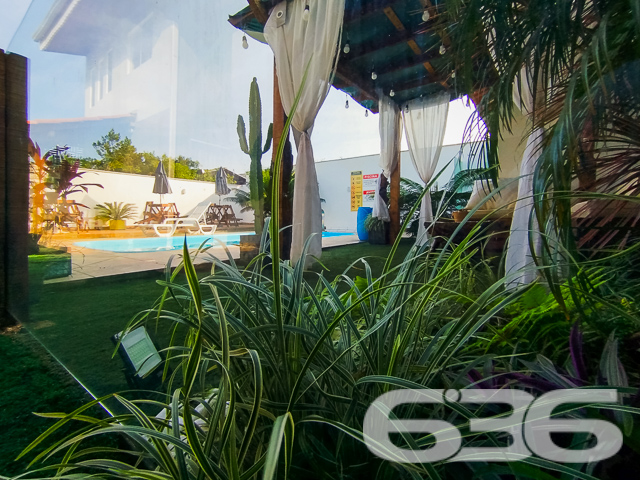 Descubra o equilíbrio perfeito entre estilo moderno e vida prática neste Loft em São Francisco do Sul, SC. Situada a apenas 300 metros da serena Praia Grande/Enseada, esta propriedade representa uma oportunidade excepcional para investidores ou para quem busca um refúgio à beira-mar.
Este imponente sobrado, estende-se por uma área de 170 m², meticulosamente projetada para maximizar espaço e conforto.
Ao entrar, você será recebido por uma sala de estar espaçosa, integrada a uma copa e cozinha modernas, onde cada detalhe foi pensado para sua conveniência e estilo de vida. As áreas sociais são complementadas por um gazebo/pergolado encantador, ideal para desfrutar das vistas tranquilas e da brisa marinha.
O imóvel conta com quatro Apartamentos duplex aconchegantes, todos mobiliados com bom gosto, proporcionando um ambiente sereno para descansar. Adicionalmente, a propriedade dispõe de quatro garagens , oferecendo ampla comodidade para veículos e equipamentos de praia.
As características exteriores incluem uma piscina convidativa, perfeita para os dias de sol, e uma churrasqueira, onde você poderá preparar deliciosas refeições ao ar livre. O imóvel é completamente cercado, garantindo privacidade e segurança.
Investidores encontrarão particular interesse no fato de que a propriedade é composta por quatro unidades loft, todas mobiliadas, o que representa uma excelente oportunidade de aluguel sazonal ou de longo prazo, especialmente devido à sua proximidade com o mar.
A residência promete um refúgio tranquilo, longe do movimento intenso, mas ainda próximo de serviços públicos essenciais e vias de acesso rápido.
Seja como um investimento ou como seu novo lar à beira-mar, este sobrado em São Francisco do Sul é uma escolha perfeita para quem valoriza conforto, estilo e uma localização privilegiada. Entre em contato conosco na 636 Negócios Imobiliários para mais informações e agende uma visita a esta propriedade única. Venha viver seus sonhos de frente para o mar!
636 NEGÓCIOS IMOBILIÁRIOS: A SUA MELHOR ESCOLHA
Com mais de 30 anos de experiência, a 636 Negócios Imobiliários é sua parceira ideal para encontrar o imóvel perfeito. Estamos prontos para ajudá-lo a fazer deste imóvel o seu novo lar.
Telefone: (47) 3451-0636
WhatsApp: (47) 99190-0636
Não perca esta oportunidade única. Visite nosso site para mais informações: i636.com.br