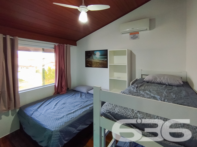 Descubra o equilíbrio perfeito entre estilo moderno e vida prática neste Loft em São Francisco do Sul, SC. Situada a apenas 300 metros da serena Praia Grande/Enseada, esta propriedade representa uma oportunidade excepcional para investidores ou para quem busca um refúgio à beira-mar.
Este imponente sobrado, estende-se por uma área de 170 m², meticulosamente projetada para maximizar espaço e conforto.
Ao entrar, você será recebido por uma sala de estar espaçosa, integrada a uma copa e cozinha modernas, onde cada detalhe foi pensado para sua conveniência e estilo de vida. As áreas sociais são complementadas por um gazebo/pergolado encantador, ideal para desfrutar das vistas tranquilas e da brisa marinha.
O imóvel conta com quatro Apartamentos duplex aconchegantes, todos mobiliados com bom gosto, proporcionando um ambiente sereno para descansar. Adicionalmente, a propriedade dispõe de quatro garagens , oferecendo ampla comodidade para veículos e equipamentos de praia.
As características exteriores incluem uma piscina convidativa, perfeita para os dias de sol, e uma churrasqueira, onde você poderá preparar deliciosas refeições ao ar livre. O imóvel é completamente cercado, garantindo privacidade e segurança.
Investidores encontrarão particular interesse no fato de que a propriedade é composta por quatro unidades loft, todas mobiliadas, o que representa uma excelente oportunidade de aluguel sazonal ou de longo prazo, especialmente devido à sua proximidade com o mar.
A residência promete um refúgio tranquilo, longe do movimento intenso, mas ainda próximo de serviços públicos essenciais e vias de acesso rápido.
Seja como um investimento ou como seu novo lar à beira-mar, este sobrado em São Francisco do Sul é uma escolha perfeita para quem valoriza conforto, estilo e uma localização privilegiada. Entre em contato conosco na 636 Negócios Imobiliários para mais informações e agende uma visita a esta propriedade única. Venha viver seus sonhos de frente para o mar!
636 NEGÓCIOS IMOBILIÁRIOS: A SUA MELHOR ESCOLHA
Com mais de 30 anos de experiência, a 636 Negócios Imobiliários é sua parceira ideal para encontrar o imóvel perfeito. Estamos prontos para ajudá-lo a fazer deste imóvel o seu novo lar.
Telefone: (47) 3451-0636
WhatsApp: (47) 99190-0636
Não perca esta oportunidade única. Visite nosso site para mais informações: i636.com.br