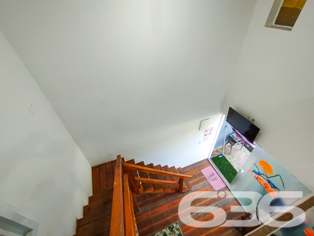 Descubra o equilíbrio perfeito entre estilo moderno e vida prática neste Loft em São Francisco do Sul, SC. Situada a apenas 300 metros da serena Praia Grande/Enseada, esta propriedade representa uma oportunidade excepcional para investidores ou para quem busca um refúgio à beira-mar.
Este imponente sobrado, estende-se por uma área de 170 m², meticulosamente projetada para maximizar espaço e conforto.
Ao entrar, você será recebido por uma sala de estar espaçosa, integrada a uma copa e cozinha modernas, onde cada detalhe foi pensado para sua conveniência e estilo de vida. As áreas sociais são complementadas por um gazebo/pergolado encantador, ideal para desfrutar das vistas tranquilas e da brisa marinha.
O imóvel conta com quatro Apartamentos duplex aconchegantes, todos mobiliados com bom gosto, proporcionando um ambiente sereno para descansar. Adicionalmente, a propriedade dispõe de quatro garagens , oferecendo ampla comodidade para veículos e equipamentos de praia.
As características exteriores incluem uma piscina convidativa, perfeita para os dias de sol, e uma churrasqueira, onde você poderá preparar deliciosas refeições ao ar livre. O imóvel é completamente cercado, garantindo privacidade e segurança.
Investidores encontrarão particular interesse no fato de que a propriedade é composta por quatro unidades loft, todas mobiliadas, o que representa uma excelente oportunidade de aluguel sazonal ou de longo prazo, especialmente devido à sua proximidade com o mar.
A residência promete um refúgio tranquilo, longe do movimento intenso, mas ainda próximo de serviços públicos essenciais e vias de acesso rápido.
Seja como um investimento ou como seu novo lar à beira-mar, este sobrado em São Francisco do Sul é uma escolha perfeita para quem valoriza conforto, estilo e uma localização privilegiada. Entre em contato conosco na 636 Negócios Imobiliários para mais informações e agende uma visita a esta propriedade única. Venha viver seus sonhos de frente para o mar!
636 NEGÓCIOS IMOBILIÁRIOS: A SUA MELHOR ESCOLHA
Com mais de 30 anos de experiência, a 636 Negócios Imobiliários é sua parceira ideal para encontrar o imóvel perfeito. Estamos prontos para ajudá-lo a fazer deste imóvel o seu novo lar.
Telefone: (47) 3451-0636
WhatsApp: (47) 99190-0636
Não perca esta oportunidade única. Visite nosso site para mais informações: i636.com.br