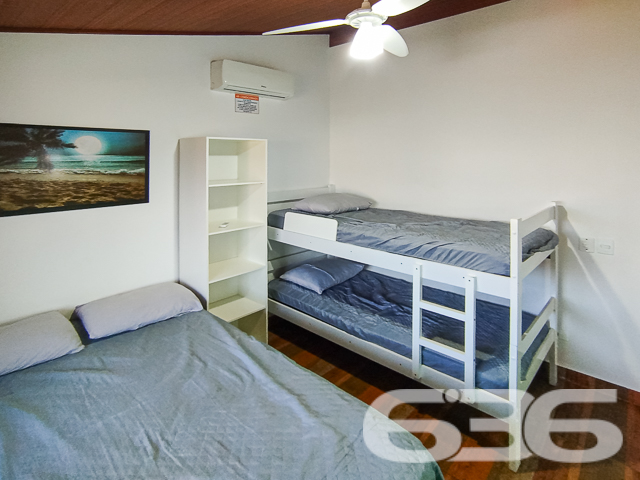 Descubra o equilíbrio perfeito entre estilo moderno e vida prática neste Loft em São Francisco do Sul, SC. Situada a apenas 300 metros da serena Praia Grande/Enseada, esta propriedade representa uma oportunidade excepcional para investidores ou para quem busca um refúgio à beira-mar.
Este imponente sobrado, estende-se por uma área de 170 m², meticulosamente projetada para maximizar espaço e conforto.
Ao entrar, você será recebido por uma sala de estar espaçosa, integrada a uma copa e cozinha modernas, onde cada detalhe foi pensado para sua conveniência e estilo de vida. As áreas sociais são complementadas por um gazebo/pergolado encantador, ideal para desfrutar das vistas tranquilas e da brisa marinha.
O imóvel conta com quatro Apartamentos duplex aconchegantes, todos mobiliados com bom gosto, proporcionando um ambiente sereno para descansar. Adicionalmente, a propriedade dispõe de quatro garagens , oferecendo ampla comodidade para veículos e equipamentos de praia.
As características exteriores incluem uma piscina convidativa, perfeita para os dias de sol, e uma churrasqueira, onde você poderá preparar deliciosas refeições ao ar livre. O imóvel é completamente cercado, garantindo privacidade e segurança.
Investidores encontrarão particular interesse no fato de que a propriedade é composta por quatro unidades loft, todas mobiliadas, o que representa uma excelente oportunidade de aluguel sazonal ou de longo prazo, especialmente devido à sua proximidade com o mar.
A residência promete um refúgio tranquilo, longe do movimento intenso, mas ainda próximo de serviços públicos essenciais e vias de acesso rápido.
Seja como um investimento ou como seu novo lar à beira-mar, este sobrado em São Francisco do Sul é uma escolha perfeita para quem valoriza conforto, estilo e uma localização privilegiada. Entre em contato conosco na 636 Negócios Imobiliários para mais informações e agende uma visita a esta propriedade única. Venha viver seus sonhos de frente para o mar!
636 NEGÓCIOS IMOBILIÁRIOS: A SUA MELHOR ESCOLHA
Com mais de 30 anos de experiência, a 636 Negócios Imobiliários é sua parceira ideal para encontrar o imóvel perfeito. Estamos prontos para ajudá-lo a fazer deste imóvel o seu novo lar.
Telefone: (47) 3451-0636
WhatsApp: (47) 99190-0636
Não perca esta oportunidade única. Visite nosso site para mais informações: i636.com.br