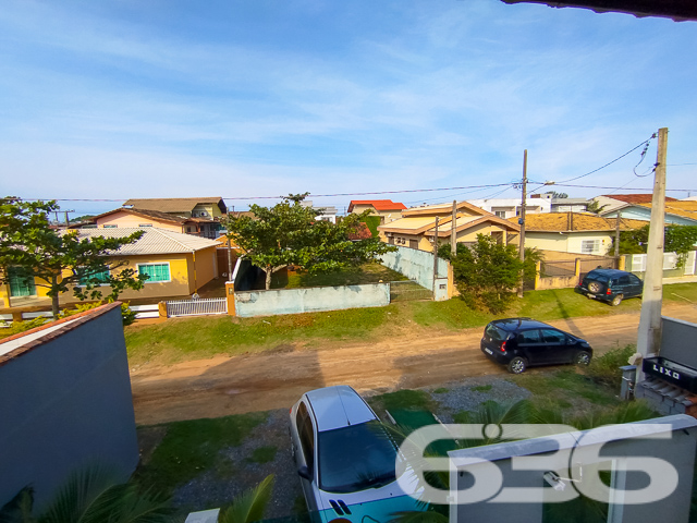 Descubra o equilíbrio perfeito entre estilo moderno e vida prática neste Loft em São Francisco do Sul, SC. Situada a apenas 300 metros da serena Praia Grande/Enseada, esta propriedade representa uma oportunidade excepcional para investidores ou para quem busca um refúgio à beira-mar.
Este imponente sobrado, estende-se por uma área de 170 m², meticulosamente projetada para maximizar espaço e conforto.
Ao entrar, você será recebido por uma sala de estar espaçosa, integrada a uma copa e cozinha modernas, onde cada detalhe foi pensado para sua conveniência e estilo de vida. As áreas sociais são complementadas por um gazebo/pergolado encantador, ideal para desfrutar das vistas tranquilas e da brisa marinha.
O imóvel conta com quatro Apartamentos duplex aconchegantes, todos mobiliados com bom gosto, proporcionando um ambiente sereno para descansar. Adicionalmente, a propriedade dispõe de quatro garagens , oferecendo ampla comodidade para veículos e equipamentos de praia.
As características exteriores incluem uma piscina convidativa, perfeita para os dias de sol, e uma churrasqueira, onde você poderá preparar deliciosas refeições ao ar livre. O imóvel é completamente cercado, garantindo privacidade e segurança.
Investidores encontrarão particular interesse no fato de que a propriedade é composta por quatro unidades loft, todas mobiliadas, o que representa uma excelente oportunidade de aluguel sazonal ou de longo prazo, especialmente devido à sua proximidade com o mar.
A residência promete um refúgio tranquilo, longe do movimento intenso, mas ainda próximo de serviços públicos essenciais e vias de acesso rápido.
Seja como um investimento ou como seu novo lar à beira-mar, este sobrado em São Francisco do Sul é uma escolha perfeita para quem valoriza conforto, estilo e uma localização privilegiada. Entre em contato conosco na 636 Negócios Imobiliários para mais informações e agende uma visita a esta propriedade única. Venha viver seus sonhos de frente para o mar!
636 NEGÓCIOS IMOBILIÁRIOS: A SUA MELHOR ESCOLHA
Com mais de 30 anos de experiência, a 636 Negócios Imobiliários é sua parceira ideal para encontrar o imóvel perfeito. Estamos prontos para ajudá-lo a fazer deste imóvel o seu novo lar.
Telefone: (47) 3451-0636
WhatsApp: (47) 99190-0636
Não perca esta oportunidade única. Visite nosso site para mais informações: i636.com.br
