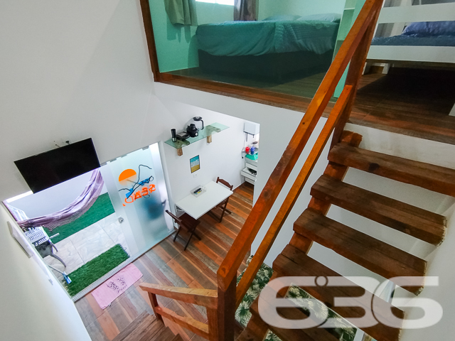 Descubra o equilíbrio perfeito entre estilo moderno e vida prática neste Loft em São Francisco do Sul, SC. Situada a apenas 300 metros da serena Praia Grande/Enseada, esta propriedade representa uma oportunidade excepcional para investidores ou para quem busca um refúgio à beira-mar.
Este imponente sobrado, estende-se por uma área de 170 m², meticulosamente projetada para maximizar espaço e conforto.
Ao entrar, você será recebido por uma sala de estar espaçosa, integrada a uma copa e cozinha modernas, onde cada detalhe foi pensado para sua conveniência e estilo de vida. As áreas sociais são complementadas por um gazebo/pergolado encantador, ideal para desfrutar das vistas tranquilas e da brisa marinha.
O imóvel conta com quatro Apartamentos duplex aconchegantes, todos mobiliados com bom gosto, proporcionando um ambiente sereno para descansar. Adicionalmente, a propriedade dispõe de quatro garagens , oferecendo ampla comodidade para veículos e equipamentos de praia.
As características exteriores incluem uma piscina convidativa, perfeita para os dias de sol, e uma churrasqueira, onde você poderá preparar deliciosas refeições ao ar livre. O imóvel é completamente cercado, garantindo privacidade e segurança.
Investidores encontrarão particular interesse no fato de que a propriedade é composta por quatro unidades loft, todas mobiliadas, o que representa uma excelente oportunidade de aluguel sazonal ou de longo prazo, especialmente devido à sua proximidade com o mar.
A residência promete um refúgio tranquilo, longe do movimento intenso, mas ainda próximo de serviços públicos essenciais e vias de acesso rápido.
Seja como um investimento ou como seu novo lar à beira-mar, este sobrado em São Francisco do Sul é uma escolha perfeita para quem valoriza conforto, estilo e uma localização privilegiada. Entre em contato conosco na 636 Negócios Imobiliários para mais informações e agende uma visita a esta propriedade única. Venha viver seus sonhos de frente para o mar!
636 NEGÓCIOS IMOBILIÁRIOS: A SUA MELHOR ESCOLHA
Com mais de 30 anos de experiência, a 636 Negócios Imobiliários é sua parceira ideal para encontrar o imóvel perfeito. Estamos prontos para ajudá-lo a fazer deste imóvel o seu novo lar.
Telefone: (47) 3451-0636
WhatsApp: (47) 99190-0636
Não perca esta oportunidade única. Visite nosso site para mais informações: i636.com.br