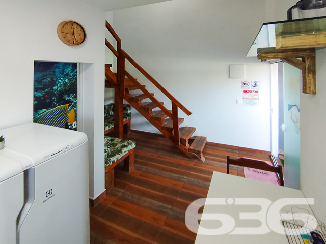 Descubra o equilíbrio perfeito entre estilo moderno e vida prática neste Loft em São Francisco do Sul, SC. Situada a apenas 300 metros da serena Praia Grande/Enseada, esta propriedade representa uma oportunidade excepcional para investidores ou para quem busca um refúgio à beira-mar.
Este imponente sobrado, estende-se por uma área de 170 m², meticulosamente projetada para maximizar espaço e conforto.
Ao entrar, você será recebido por uma sala de estar espaçosa, integrada a uma copa e cozinha modernas, onde cada detalhe foi pensado para sua conveniência e estilo de vida. As áreas sociais são complementadas por um gazebo/pergolado encantador, ideal para desfrutar das vistas tranquilas e da brisa marinha.
O imóvel conta com quatro Apartamentos duplex aconchegantes, todos mobiliados com bom gosto, proporcionando um ambiente sereno para descansar. Adicionalmente, a propriedade dispõe de quatro garagens , oferecendo ampla comodidade para veículos e equipamentos de praia.
As características exteriores incluem uma piscina convidativa, perfeita para os dias de sol, e uma churrasqueira, onde você poderá preparar deliciosas refeições ao ar livre. O imóvel é completamente cercado, garantindo privacidade e segurança.
Investidores encontrarão particular interesse no fato de que a propriedade é composta por quatro unidades loft, todas mobiliadas, o que representa uma excelente oportunidade de aluguel sazonal ou de longo prazo, especialmente devido à sua proximidade com o mar.
A residência promete um refúgio tranquilo, longe do movimento intenso, mas ainda próximo de serviços públicos essenciais e vias de acesso rápido.
Seja como um investimento ou como seu novo lar à beira-mar, este sobrado em São Francisco do Sul é uma escolha perfeita para quem valoriza conforto, estilo e uma localização privilegiada. Entre em contato conosco na 636 Negócios Imobiliários para mais informações e agende uma visita a esta propriedade única. Venha viver seus sonhos de frente para o mar!
636 NEGÓCIOS IMOBILIÁRIOS: A SUA MELHOR ESCOLHA
Com mais de 30 anos de experiência, a 636 Negócios Imobiliários é sua parceira ideal para encontrar o imóvel perfeito. Estamos prontos para ajudá-lo a fazer deste imóvel o seu novo lar.
Telefone: (47) 3451-0636
WhatsApp: (47) 99190-0636
Não perca esta oportunidade única. Visite nosso site para mais informações: i636.com.br