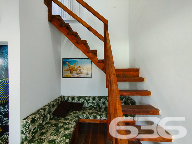 Descubra o equilíbrio perfeito entre estilo moderno e vida prática neste Loft em São Francisco do Sul, SC. Situada a apenas 300 metros da serena Praia Grande/Enseada, esta propriedade representa uma oportunidade excepcional para investidores ou para quem busca um refúgio à beira-mar.
Este imponente sobrado, estende-se por uma área de 170 m², meticulosamente projetada para maximizar espaço e conforto.
Ao entrar, você será recebido por uma sala de estar espaçosa, integrada a uma copa e cozinha modernas, onde cada detalhe foi pensado para sua conveniência e estilo de vida. As áreas sociais são complementadas por um gazebo/pergolado encantador, ideal para desfrutar das vistas tranquilas e da brisa marinha.
O imóvel conta com quatro Apartamentos duplex aconchegantes, todos mobiliados com bom gosto, proporcionando um ambiente sereno para descansar. Adicionalmente, a propriedade dispõe de quatro garagens , oferecendo ampla comodidade para veículos e equipamentos de praia.
As características exteriores incluem uma piscina convidativa, perfeita para os dias de sol, e uma churrasqueira, onde você poderá preparar deliciosas refeições ao ar livre. O imóvel é completamente cercado, garantindo privacidade e segurança.
Investidores encontrarão particular interesse no fato de que a propriedade é composta por quatro unidades loft, todas mobiliadas, o que representa uma excelente oportunidade de aluguel sazonal ou de longo prazo, especialmente devido à sua proximidade com o mar.
A residência promete um refúgio tranquilo, longe do movimento intenso, mas ainda próximo de serviços públicos essenciais e vias de acesso rápido.
Seja como um investimento ou como seu novo lar à beira-mar, este sobrado em São Francisco do Sul é uma escolha perfeita para quem valoriza conforto, estilo e uma localização privilegiada. Entre em contato conosco na 636 Negócios Imobiliários para mais informações e agende uma visita a esta propriedade única. Venha viver seus sonhos de frente para o mar!
636 NEGÓCIOS IMOBILIÁRIOS: A SUA MELHOR ESCOLHA
Com mais de 30 anos de experiência, a 636 Negócios Imobiliários é sua parceira ideal para encontrar o imóvel perfeito. Estamos prontos para ajudá-lo a fazer deste imóvel o seu novo lar.
Telefone: (47) 3451-0636
WhatsApp: (47) 99190-0636
Não perca esta oportunidade única. Visite nosso site para mais informações: i636.com.br