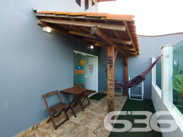 Descubra o equilíbrio perfeito entre estilo moderno e vida prática neste Loft em São Francisco do Sul, SC. Situada a apenas 300 metros da serena Praia Grande/Enseada, esta propriedade representa uma oportunidade excepcional para investidores ou para quem busca um refúgio à beira-mar.
Este imponente sobrado, estende-se por uma área de 170 m², meticulosamente projetada para maximizar espaço e conforto.
Ao entrar, você será recebido por uma sala de estar espaçosa, integrada a uma copa e cozinha modernas, onde cada detalhe foi pensado para sua conveniência e estilo de vida. As áreas sociais são complementadas por um gazebo/pergolado encantador, ideal para desfrutar das vistas tranquilas e da brisa marinha.
O imóvel conta com quatro Apartamentos duplex aconchegantes, todos mobiliados com bom gosto, proporcionando um ambiente sereno para descansar. Adicionalmente, a propriedade dispõe de quatro garagens , oferecendo ampla comodidade para veículos e equipamentos de praia.
As características exteriores incluem uma piscina convidativa, perfeita para os dias de sol, e uma churrasqueira, onde você poderá preparar deliciosas refeições ao ar livre. O imóvel é completamente cercado, garantindo privacidade e segurança.
Investidores encontrarão particular interesse no fato de que a propriedade é composta por quatro unidades loft, todas mobiliadas, o que representa uma excelente oportunidade de aluguel sazonal ou de longo prazo, especialmente devido à sua proximidade com o mar.
A residência promete um refúgio tranquilo, longe do movimento intenso, mas ainda próximo de serviços públicos essenciais e vias de acesso rápido.
Seja como um investimento ou como seu novo lar à beira-mar, este sobrado em São Francisco do Sul é uma escolha perfeita para quem valoriza conforto, estilo e uma localização privilegiada. Entre em contato conosco na 636 Negócios Imobiliários para mais informações e agende uma visita a esta propriedade única. Venha viver seus sonhos de frente para o mar!
636 NEGÓCIOS IMOBILIÁRIOS: A SUA MELHOR ESCOLHA
Com mais de 30 anos de experiência, a 636 Negócios Imobiliários é sua parceira ideal para encontrar o imóvel perfeito. Estamos prontos para ajudá-lo a fazer deste imóvel o seu novo lar.
Telefone: (47) 3451-0636
WhatsApp: (47) 99190-0636
Não perca esta oportunidade única. Visite nosso site para mais informações: i636.com.br