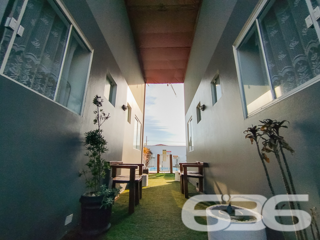 Descubra o equilíbrio perfeito entre estilo moderno e vida prática neste Loft em São Francisco do Sul, SC. Situada a apenas 300 metros da serena Praia Grande/Enseada, esta propriedade representa uma oportunidade excepcional para investidores ou para quem busca um refúgio à beira-mar.
Este imponente sobrado, estende-se por uma área de 170 m², meticulosamente projetada para maximizar espaço e conforto.
Ao entrar, você será recebido por uma sala de estar espaçosa, integrada a uma copa e cozinha modernas, onde cada detalhe foi pensado para sua conveniência e estilo de vida. As áreas sociais são complementadas por um gazebo/pergolado encantador, ideal para desfrutar das vistas tranquilas e da brisa marinha.
O imóvel conta com quatro Apartamentos duplex aconchegantes, todos mobiliados com bom gosto, proporcionando um ambiente sereno para descansar. Adicionalmente, a propriedade dispõe de quatro garagens , oferecendo ampla comodidade para veículos e equipamentos de praia.
As características exteriores incluem uma piscina convidativa, perfeita para os dias de sol, e uma churrasqueira, onde você poderá preparar deliciosas refeições ao ar livre. O imóvel é completamente cercado, garantindo privacidade e segurança.
Investidores encontrarão particular interesse no fato de que a propriedade é composta por quatro unidades loft, todas mobiliadas, o que representa uma excelente oportunidade de aluguel sazonal ou de longo prazo, especialmente devido à sua proximidade com o mar.
A residência promete um refúgio tranquilo, longe do movimento intenso, mas ainda próximo de serviços públicos essenciais e vias de acesso rápido.
Seja como um investimento ou como seu novo lar à beira-mar, este sobrado em São Francisco do Sul é uma escolha perfeita para quem valoriza conforto, estilo e uma localização privilegiada. Entre em contato conosco na 636 Negócios Imobiliários para mais informações e agende uma visita a esta propriedade única. Venha viver seus sonhos de frente para o mar!
636 NEGÓCIOS IMOBILIÁRIOS: A SUA MELHOR ESCOLHA
Com mais de 30 anos de experiência, a 636 Negócios Imobiliários é sua parceira ideal para encontrar o imóvel perfeito. Estamos prontos para ajudá-lo a fazer deste imóvel o seu novo lar.
Telefone: (47) 3451-0636
WhatsApp: (47) 99190-0636
Não perca esta oportunidade única. Visite nosso site para mais informações: i636.com.br