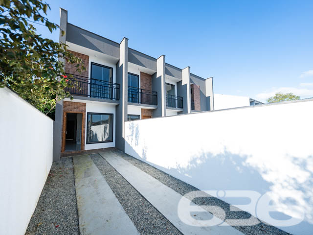 Descubra a elegância moderna e o conforto espaçoso neste sobrado geminado em Joinville, localizado no acolhedor bairro de Paranaguamirim. Este imóvel oferece um espaço bem planejado de 64m².

A fachada contemporânea deste imóvel se destaca por suas linhas limpas e uso inteligente do espaço externo, oferecendo duas vagas de garagem. Ao adentrar o sobrado, você é recebido por uma sala de estar espaçosa com luz natural abundante, graças à orientação leste do imóvel, que aproveita ao máximo as primeiras luzes do dia. A cozinha, prática e funcional, está pronta para ser o coração da casa, onde refeições e memórias serão criadas.

Subindo as escadas, você encontra os dois dormitórios, projetados para serem um refúgio de tranquilidade e privacidade. Cada quarto é suficientemente amplo para acomodar camas de casal e possui janelas que proporcionam excelente iluminação e ventilação. Além disso, a sacada do sobrado oferece um espaço adicional para relaxar e desfrutar da vista do bairro.

Este imóvel também conta com um banheiro completo e um lavabo adicional no primeiro piso, garantindo conveniência para você e seus convidados. O acabamento de alta qualidade, com pisos de cerâmica e detalhes pensados para um dia a dia mais prático e confortável, é notável em cada espaço da casa.

Localizado no Paranaguamirim, este sobrado é parte de uma comunidade crescente e bem planejada. Com fácil acesso a serviços locais, escolas e áreas de lazer, você encontrará um estilo de vida equilibrado e repleto de conveniências. 

Se você está em busca de um lar novo, com design moderno e em uma localização privilegiada, não deixe de conhecer este imóvel excepcional. A 636 Negócios Imobiliários, com mais de 30 anos de experiência no mercado imobiliário, tem o prazer de apresentar este sobrado geminado que promete ser o cenário ideal para a construção de novas histórias e realizações. Agende uma visita e venha descobrir pessoalmente todos os atributos desta residência encantadora.
 
636 NEGÓCIOS IMOBILIÁRIOS: A SUA MELHOR ESCOLHA
Com mais de 30 anos de experiência, a 636 Negócios Imobiliários é sua parceira ideal para encontrar o imóvel perfeito. Estamos prontos para ajudá-lo a fazer deste imóvel o seu novo lar.
 
Telefone: (47) 3451-0636
WhatsApp: (47) 99190-0636
 
Não perca esta oportunidade única. Visite nosso site para mais informações: i636.com.br