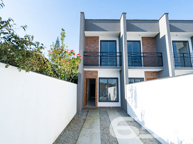 Descubra a elegância moderna e o conforto espaçoso neste sobrado geminado em Joinville, localizado no acolhedor bairro de Paranaguamirim. Este imóvel oferece um espaço bem planejado de 64m².

A fachada contemporânea deste imóvel se destaca por suas linhas limpas e uso inteligente do espaço externo, oferecendo duas vagas de garagem. Ao adentrar o sobrado, você é recebido por uma sala de estar espaçosa com luz natural abundante, graças à orientação leste do imóvel, que aproveita ao máximo as primeiras luzes do dia. A cozinha, prática e funcional, está pronta para ser o coração da casa, onde refeições e memórias serão criadas.

Subindo as escadas, você encontra os dois dormitórios, projetados para serem um refúgio de tranquilidade e privacidade. Cada quarto é suficientemente amplo para acomodar camas de casal e possui janelas que proporcionam excelente iluminação e ventilação. Além disso, a sacada do sobrado oferece um espaço adicional para relaxar e desfrutar da vista do bairro.

Este imóvel também conta com um banheiro completo e um lavabo adicional no primeiro piso, garantindo conveniência para você e seus convidados. O acabamento de alta qualidade, com pisos de cerâmica e detalhes pensados para um dia a dia mais prático e confortável, é notável em cada espaço da casa.

Localizado no Paranaguamirim, este sobrado é parte de uma comunidade crescente e bem planejada. Com fácil acesso a serviços locais, escolas e áreas de lazer, você encontrará um estilo de vida equilibrado e repleto de conveniências. 

Se você está em busca de um lar novo, com design moderno e em uma localização privilegiada, não deixe de conhecer este imóvel excepcional. A 636 Negócios Imobiliários, com mais de 30 anos de experiência no mercado imobiliário, tem o prazer de apresentar este sobrado geminado que promete ser o cenário ideal para a construção de novas histórias e realizações. Agende uma visita e venha descobrir pessoalmente todos os atributos desta residência encantadora.
 
636 NEGÓCIOS IMOBILIÁRIOS: A SUA MELHOR ESCOLHA
Com mais de 30 anos de experiência, a 636 Negócios Imobiliários é sua parceira ideal para encontrar o imóvel perfeito. Estamos prontos para ajudá-lo a fazer deste imóvel o seu novo lar.
 
Telefone: (47) 3451-0636
WhatsApp: (47) 99190-0636
 
Não perca esta oportunidade única. Visite nosso site para mais informações: i636.com.br
