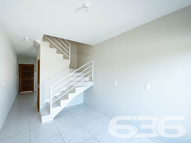 Descubra a elegância moderna e o conforto espaçoso neste sobrado geminado em Joinville, localizado no acolhedor bairro de Paranaguamirim. Este imóvel oferece um espaço bem planejado de 64m².

A fachada contemporânea deste imóvel se destaca por suas linhas limpas e uso inteligente do espaço externo, oferecendo duas vagas de garagem. Ao adentrar o sobrado, você é recebido por uma sala de estar espaçosa com luz natural abundante, graças à orientação leste do imóvel, que aproveita ao máximo as primeiras luzes do dia. A cozinha, prática e funcional, está pronta para ser o coração da casa, onde refeições e memórias serão criadas.

Subindo as escadas, você encontra os dois dormitórios, projetados para serem um refúgio de tranquilidade e privacidade. Cada quarto é suficientemente amplo para acomodar camas de casal e possui janelas que proporcionam excelente iluminação e ventilação. Além disso, a sacada do sobrado oferece um espaço adicional para relaxar e desfrutar da vista do bairro.

Este imóvel também conta com um banheiro completo e um lavabo adicional no primeiro piso, garantindo conveniência para você e seus convidados. O acabamento de alta qualidade, com pisos de cerâmica e detalhes pensados para um dia a dia mais prático e confortável, é notável em cada espaço da casa.

Localizado no Paranaguamirim, este sobrado é parte de uma comunidade crescente e bem planejada. Com fácil acesso a serviços locais, escolas e áreas de lazer, você encontrará um estilo de vida equilibrado e repleto de conveniências. 

Se você está em busca de um lar novo, com design moderno e em uma localização privilegiada, não deixe de conhecer este imóvel excepcional. A 636 Negócios Imobiliários, com mais de 30 anos de experiência no mercado imobiliário, tem o prazer de apresentar este sobrado geminado que promete ser o cenário ideal para a construção de novas histórias e realizações. Agende uma visita e venha descobrir pessoalmente todos os atributos desta residência encantadora.
 
636 NEGÓCIOS IMOBILIÁRIOS: A SUA MELHOR ESCOLHA
Com mais de 30 anos de experiência, a 636 Negócios Imobiliários é sua parceira ideal para encontrar o imóvel perfeito. Estamos prontos para ajudá-lo a fazer deste imóvel o seu novo lar.
 
Telefone: (47) 3451-0636
WhatsApp: (47) 99190-0636
 
Não perca esta oportunidade única. Visite nosso site para mais informações: i636.com.br