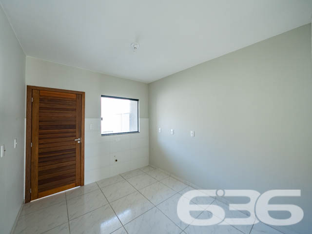 Descubra a elegância moderna e o conforto espaçoso neste sobrado geminado em Joinville, localizado no acolhedor bairro de Paranaguamirim. Este imóvel oferece um espaço bem planejado de 64m².

A fachada contemporânea deste imóvel se destaca por suas linhas limpas e uso inteligente do espaço externo, oferecendo duas vagas de garagem. Ao adentrar o sobrado, você é recebido por uma sala de estar espaçosa com luz natural abundante, graças à orientação leste do imóvel, que aproveita ao máximo as primeiras luzes do dia. A cozinha, prática e funcional, está pronta para ser o coração da casa, onde refeições e memórias serão criadas.

Subindo as escadas, você encontra os dois dormitórios, projetados para serem um refúgio de tranquilidade e privacidade. Cada quarto é suficientemente amplo para acomodar camas de casal e possui janelas que proporcionam excelente iluminação e ventilação. Além disso, a sacada do sobrado oferece um espaço adicional para relaxar e desfrutar da vista do bairro.

Este imóvel também conta com um banheiro completo e um lavabo adicional no primeiro piso, garantindo conveniência para você e seus convidados. O acabamento de alta qualidade, com pisos de cerâmica e detalhes pensados para um dia a dia mais prático e confortável, é notável em cada espaço da casa.

Localizado no Paranaguamirim, este sobrado é parte de uma comunidade crescente e bem planejada. Com fácil acesso a serviços locais, escolas e áreas de lazer, você encontrará um estilo de vida equilibrado e repleto de conveniências. 

Se você está em busca de um lar novo, com design moderno e em uma localização privilegiada, não deixe de conhecer este imóvel excepcional. A 636 Negócios Imobiliários, com mais de 30 anos de experiência no mercado imobiliário, tem o prazer de apresentar este sobrado geminado que promete ser o cenário ideal para a construção de novas histórias e realizações. Agende uma visita e venha descobrir pessoalmente todos os atributos desta residência encantadora.
 
636 NEGÓCIOS IMOBILIÁRIOS: A SUA MELHOR ESCOLHA
Com mais de 30 anos de experiência, a 636 Negócios Imobiliários é sua parceira ideal para encontrar o imóvel perfeito. Estamos prontos para ajudá-lo a fazer deste imóvel o seu novo lar.
 
Telefone: (47) 3451-0636
WhatsApp: (47) 99190-0636
 
Não perca esta oportunidade única. Visite nosso site para mais informações: i636.com.br