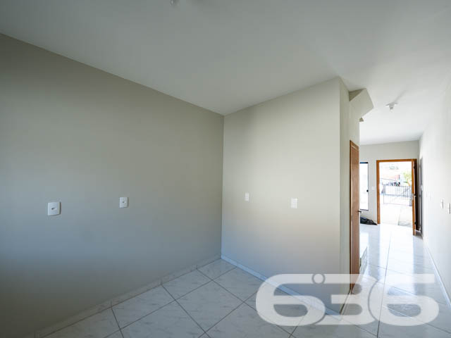 Descubra a elegância moderna e o conforto espaçoso neste sobrado geminado em Joinville, localizado no acolhedor bairro de Paranaguamirim. Este imóvel oferece um espaço bem planejado de 64m².

A fachada contemporânea deste imóvel se destaca por suas linhas limpas e uso inteligente do espaço externo, oferecendo duas vagas de garagem. Ao adentrar o sobrado, você é recebido por uma sala de estar espaçosa com luz natural abundante, graças à orientação leste do imóvel, que aproveita ao máximo as primeiras luzes do dia. A cozinha, prática e funcional, está pronta para ser o coração da casa, onde refeições e memórias serão criadas.

Subindo as escadas, você encontra os dois dormitórios, projetados para serem um refúgio de tranquilidade e privacidade. Cada quarto é suficientemente amplo para acomodar camas de casal e possui janelas que proporcionam excelente iluminação e ventilação. Além disso, a sacada do sobrado oferece um espaço adicional para relaxar e desfrutar da vista do bairro.

Este imóvel também conta com um banheiro completo e um lavabo adicional no primeiro piso, garantindo conveniência para você e seus convidados. O acabamento de alta qualidade, com pisos de cerâmica e detalhes pensados para um dia a dia mais prático e confortável, é notável em cada espaço da casa.

Localizado no Paranaguamirim, este sobrado é parte de uma comunidade crescente e bem planejada. Com fácil acesso a serviços locais, escolas e áreas de lazer, você encontrará um estilo de vida equilibrado e repleto de conveniências. 

Se você está em busca de um lar novo, com design moderno e em uma localização privilegiada, não deixe de conhecer este imóvel excepcional. A 636 Negócios Imobiliários, com mais de 30 anos de experiência no mercado imobiliário, tem o prazer de apresentar este sobrado geminado que promete ser o cenário ideal para a construção de novas histórias e realizações. Agende uma visita e venha descobrir pessoalmente todos os atributos desta residência encantadora.
 
636 NEGÓCIOS IMOBILIÁRIOS: A SUA MELHOR ESCOLHA
Com mais de 30 anos de experiência, a 636 Negócios Imobiliários é sua parceira ideal para encontrar o imóvel perfeito. Estamos prontos para ajudá-lo a fazer deste imóvel o seu novo lar.
 
Telefone: (47) 3451-0636
WhatsApp: (47) 99190-0636
 
Não perca esta oportunidade única. Visite nosso site para mais informações: i636.com.br