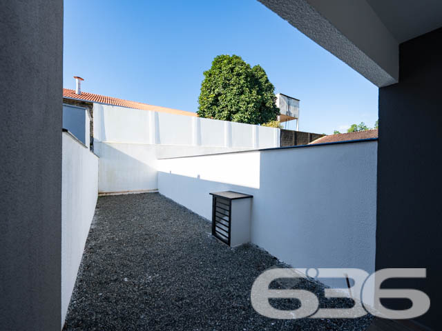 Descubra a elegância moderna e o conforto espaçoso neste sobrado geminado em Joinville, localizado no acolhedor bairro de Paranaguamirim. Este imóvel oferece um espaço bem planejado de 64m².

A fachada contemporânea deste imóvel se destaca por suas linhas limpas e uso inteligente do espaço externo, oferecendo duas vagas de garagem. Ao adentrar o sobrado, você é recebido por uma sala de estar espaçosa com luz natural abundante, graças à orientação leste do imóvel, que aproveita ao máximo as primeiras luzes do dia. A cozinha, prática e funcional, está pronta para ser o coração da casa, onde refeições e memórias serão criadas.

Subindo as escadas, você encontra os dois dormitórios, projetados para serem um refúgio de tranquilidade e privacidade. Cada quarto é suficientemente amplo para acomodar camas de casal e possui janelas que proporcionam excelente iluminação e ventilação. Além disso, a sacada do sobrado oferece um espaço adicional para relaxar e desfrutar da vista do bairro.

Este imóvel também conta com um banheiro completo e um lavabo adicional no primeiro piso, garantindo conveniência para você e seus convidados. O acabamento de alta qualidade, com pisos de cerâmica e detalhes pensados para um dia a dia mais prático e confortável, é notável em cada espaço da casa.

Localizado no Paranaguamirim, este sobrado é parte de uma comunidade crescente e bem planejada. Com fácil acesso a serviços locais, escolas e áreas de lazer, você encontrará um estilo de vida equilibrado e repleto de conveniências. 

Se você está em busca de um lar novo, com design moderno e em uma localização privilegiada, não deixe de conhecer este imóvel excepcional. A 636 Negócios Imobiliários, com mais de 30 anos de experiência no mercado imobiliário, tem o prazer de apresentar este sobrado geminado que promete ser o cenário ideal para a construção de novas histórias e realizações. Agende uma visita e venha descobrir pessoalmente todos os atributos desta residência encantadora.
 
636 NEGÓCIOS IMOBILIÁRIOS: A SUA MELHOR ESCOLHA
Com mais de 30 anos de experiência, a 636 Negócios Imobiliários é sua parceira ideal para encontrar o imóvel perfeito. Estamos prontos para ajudá-lo a fazer deste imóvel o seu novo lar.
 
Telefone: (47) 3451-0636
WhatsApp: (47) 99190-0636
 
Não perca esta oportunidade única. Visite nosso site para mais informações: i636.com.br