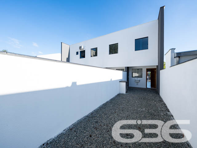 Descubra a elegância moderna e o conforto espaçoso neste sobrado geminado em Joinville, localizado no acolhedor bairro de Paranaguamirim. Este imóvel oferece um espaço bem planejado de 64m².

A fachada contemporânea deste imóvel se destaca por suas linhas limpas e uso inteligente do espaço externo, oferecendo duas vagas de garagem. Ao adentrar o sobrado, você é recebido por uma sala de estar espaçosa com luz natural abundante, graças à orientação leste do imóvel, que aproveita ao máximo as primeiras luzes do dia. A cozinha, prática e funcional, está pronta para ser o coração da casa, onde refeições e memórias serão criadas.

Subindo as escadas, você encontra os dois dormitórios, projetados para serem um refúgio de tranquilidade e privacidade. Cada quarto é suficientemente amplo para acomodar camas de casal e possui janelas que proporcionam excelente iluminação e ventilação. Além disso, a sacada do sobrado oferece um espaço adicional para relaxar e desfrutar da vista do bairro.

Este imóvel também conta com um banheiro completo e um lavabo adicional no primeiro piso, garantindo conveniência para você e seus convidados. O acabamento de alta qualidade, com pisos de cerâmica e detalhes pensados para um dia a dia mais prático e confortável, é notável em cada espaço da casa.

Localizado no Paranaguamirim, este sobrado é parte de uma comunidade crescente e bem planejada. Com fácil acesso a serviços locais, escolas e áreas de lazer, você encontrará um estilo de vida equilibrado e repleto de conveniências. 

Se você está em busca de um lar novo, com design moderno e em uma localização privilegiada, não deixe de conhecer este imóvel excepcional. A 636 Negócios Imobiliários, com mais de 30 anos de experiência no mercado imobiliário, tem o prazer de apresentar este sobrado geminado que promete ser o cenário ideal para a construção de novas histórias e realizações. Agende uma visita e venha descobrir pessoalmente todos os atributos desta residência encantadora.
 
636 NEGÓCIOS IMOBILIÁRIOS: A SUA MELHOR ESCOLHA
Com mais de 30 anos de experiência, a 636 Negócios Imobiliários é sua parceira ideal para encontrar o imóvel perfeito. Estamos prontos para ajudá-lo a fazer deste imóvel o seu novo lar.
 
Telefone: (47) 3451-0636
WhatsApp: (47) 99190-0636
 
Não perca esta oportunidade única. Visite nosso site para mais informações: i636.com.br