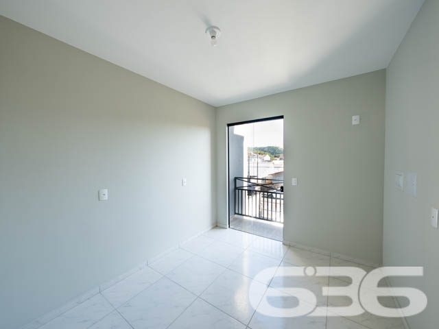 Descubra a elegância moderna e o conforto espaçoso neste sobrado geminado em Joinville, localizado no acolhedor bairro de Paranaguamirim. Este imóvel oferece um espaço bem planejado de 64m².

A fachada contemporânea deste imóvel se destaca por suas linhas limpas e uso inteligente do espaço externo, oferecendo duas vagas de garagem. Ao adentrar o sobrado, você é recebido por uma sala de estar espaçosa com luz natural abundante, graças à orientação leste do imóvel, que aproveita ao máximo as primeiras luzes do dia. A cozinha, prática e funcional, está pronta para ser o coração da casa, onde refeições e memórias serão criadas.

Subindo as escadas, você encontra os dois dormitórios, projetados para serem um refúgio de tranquilidade e privacidade. Cada quarto é suficientemente amplo para acomodar camas de casal e possui janelas que proporcionam excelente iluminação e ventilação. Além disso, a sacada do sobrado oferece um espaço adicional para relaxar e desfrutar da vista do bairro.

Este imóvel também conta com um banheiro completo e um lavabo adicional no primeiro piso, garantindo conveniência para você e seus convidados. O acabamento de alta qualidade, com pisos de cerâmica e detalhes pensados para um dia a dia mais prático e confortável, é notável em cada espaço da casa.

Localizado no Paranaguamirim, este sobrado é parte de uma comunidade crescente e bem planejada. Com fácil acesso a serviços locais, escolas e áreas de lazer, você encontrará um estilo de vida equilibrado e repleto de conveniências. 

Se você está em busca de um lar novo, com design moderno e em uma localização privilegiada, não deixe de conhecer este imóvel excepcional. A 636 Negócios Imobiliários, com mais de 30 anos de experiência no mercado imobiliário, tem o prazer de apresentar este sobrado geminado que promete ser o cenário ideal para a construção de novas histórias e realizações. Agende uma visita e venha descobrir pessoalmente todos os atributos desta residência encantadora.
 
636 NEGÓCIOS IMOBILIÁRIOS: A SUA MELHOR ESCOLHA
Com mais de 30 anos de experiência, a 636 Negócios Imobiliários é sua parceira ideal para encontrar o imóvel perfeito. Estamos prontos para ajudá-lo a fazer deste imóvel o seu novo lar.
 
Telefone: (47) 3451-0636
WhatsApp: (47) 99190-0636
 
Não perca esta oportunidade única. Visite nosso site para mais informações: i636.com.br