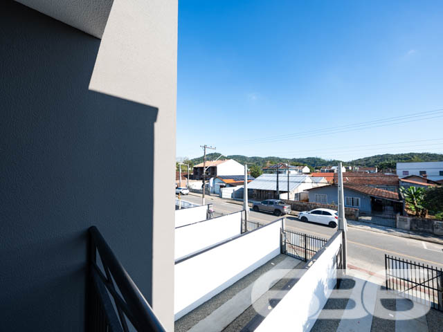 Descubra a elegância moderna e o conforto espaçoso neste sobrado geminado em Joinville, localizado no acolhedor bairro de Paranaguamirim. Este imóvel oferece um espaço bem planejado de 64m².

A fachada contemporânea deste imóvel se destaca por suas linhas limpas e uso inteligente do espaço externo, oferecendo duas vagas de garagem. Ao adentrar o sobrado, você é recebido por uma sala de estar espaçosa com luz natural abundante, graças à orientação leste do imóvel, que aproveita ao máximo as primeiras luzes do dia. A cozinha, prática e funcional, está pronta para ser o coração da casa, onde refeições e memórias serão criadas.

Subindo as escadas, você encontra os dois dormitórios, projetados para serem um refúgio de tranquilidade e privacidade. Cada quarto é suficientemente amplo para acomodar camas de casal e possui janelas que proporcionam excelente iluminação e ventilação. Além disso, a sacada do sobrado oferece um espaço adicional para relaxar e desfrutar da vista do bairro.

Este imóvel também conta com um banheiro completo e um lavabo adicional no primeiro piso, garantindo conveniência para você e seus convidados. O acabamento de alta qualidade, com pisos de cerâmica e detalhes pensados para um dia a dia mais prático e confortável, é notável em cada espaço da casa.

Localizado no Paranaguamirim, este sobrado é parte de uma comunidade crescente e bem planejada. Com fácil acesso a serviços locais, escolas e áreas de lazer, você encontrará um estilo de vida equilibrado e repleto de conveniências. 

Se você está em busca de um lar novo, com design moderno e em uma localização privilegiada, não deixe de conhecer este imóvel excepcional. A 636 Negócios Imobiliários, com mais de 30 anos de experiência no mercado imobiliário, tem o prazer de apresentar este sobrado geminado que promete ser o cenário ideal para a construção de novas histórias e realizações. Agende uma visita e venha descobrir pessoalmente todos os atributos desta residência encantadora.
 
636 NEGÓCIOS IMOBILIÁRIOS: A SUA MELHOR ESCOLHA
Com mais de 30 anos de experiência, a 636 Negócios Imobiliários é sua parceira ideal para encontrar o imóvel perfeito. Estamos prontos para ajudá-lo a fazer deste imóvel o seu novo lar.
 
Telefone: (47) 3451-0636
WhatsApp: (47) 99190-0636
 
Não perca esta oportunidade única. Visite nosso site para mais informações: i636.com.br