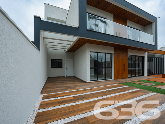 Lindo Geminado no Bairro Floresta em Joinville/SC
Apresentamos uma oportunidade única para você e sua família! Este moderno geminado está localizado no bairro Floresta, em Joinville/SC, uma área privilegiada com todas as comodidades que você precisa para uma vida confortável e prática.
Composição do Imóvel:
* 1 Suíte
* 2 Dormitórios
* 1 Lavabo
* 1 Banheiro Social
* Sala de Estar e Jantar Integradas
* Cozinha Gourmet
* Área de Serviço
* Sacada
* Jacuzzi para 7 Pessoas
* 3 Vagas de Garagem
Ao entrar neste sobrado geminado, você é recebido por um amplo living integrado à área gourmet, proporcionando um ambiente perfeito para receber amigos e familiares. A sala de estar e jantar são espaçosas e bem iluminadas, com acabamento de alto padrão que realça a sofisticação do imóvel.
A área íntima conta com uma suíte que oferece um espaço tranquilo e privativo, além de dois dormitórios bem dimensionados. Todos os banheiros são modernos, com revestimentos de qualidade superior que garantem durabilidade e estilo.
A área externa é um verdadeiro oásis particular, com uma jacuzzi para 7 pessoas que promete momentos de relaxamento e lazer. O deck de madeira ao redor da jacuzzi cria um ambiente acolhedor e elegante, ideal para desfrutar dos dias de sol.
Para completar, o imóvel oferece 3 vagas de garagem, sendo duas descobertas e uma coberta, proporcionando comodidade e segurança para você e sua família.
Localizado no Bairro Floresta, este imóvel está próximo a todas as comodidades que você precisa no dia a dia. Com acesso fácil a vias principais, transporte público, shopping centers, escolas e hospitais, você estará sempre bem conectado e terá tudo ao seu alcance.
Não perca a oportunidade de adquirir este lindo sobrado geminado no Bairro Floresta. Entre em contato conosco e agende uma visita. Estamos prontos para apresentar cada detalhe deste imóvel que pode ser o seu novo lar.
636 Negócios Imobiliários - Concretizando Sonhos, Construindo Realidades
Entre em contato com nossa equipe de corretores especializados e descubra mais sobre este e outros imóveis que temos à disposição. Estamos à disposição para lhe atender com a excelência e a dedicação que você merece.
636 NEGÓCIOS IMOBILIÁRIOS: A SUA MELHOR ESCOLHA
Com mais de 30 anos de experiência, a 636 Negócios Imobiliários é sua parceira ideal para encontrar o imóvel perfeito. Estamos prontos para ajudá-lo a fazer deste imóvel o seu novo lar.
Telefone: (47) 3451-0636
WhatsApp: (47) 99190-0636
Não perca esta oportunidade única. Visite nosso site para mais informações: i636.com.br