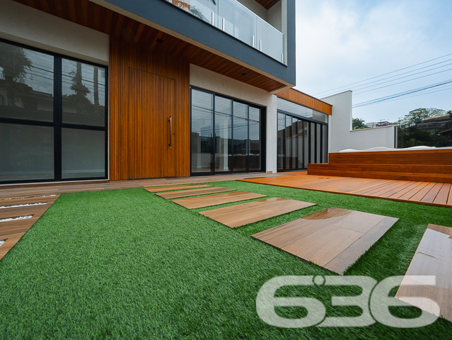 Lindo Geminado no Bairro Floresta em Joinville/SC
Apresentamos uma oportunidade única para você e sua família! Este moderno geminado está localizado no bairro Floresta, em Joinville/SC, uma área privilegiada com todas as comodidades que você precisa para uma vida confortável e prática.
Composição do Imóvel:
* 1 Suíte
* 2 Dormitórios
* 1 Lavabo
* 1 Banheiro Social
* Sala de Estar e Jantar Integradas
* Cozinha Gourmet
* Área de Serviço
* Sacada
* Jacuzzi para 7 Pessoas
* 3 Vagas de Garagem
Ao entrar neste sobrado geminado, você é recebido por um amplo living integrado à área gourmet, proporcionando um ambiente perfeito para receber amigos e familiares. A sala de estar e jantar são espaçosas e bem iluminadas, com acabamento de alto padrão que realça a sofisticação do imóvel.
A área íntima conta com uma suíte que oferece um espaço tranquilo e privativo, além de dois dormitórios bem dimensionados. Todos os banheiros são modernos, com revestimentos de qualidade superior que garantem durabilidade e estilo.
A área externa é um verdadeiro oásis particular, com uma jacuzzi para 7 pessoas que promete momentos de relaxamento e lazer. O deck de madeira ao redor da jacuzzi cria um ambiente acolhedor e elegante, ideal para desfrutar dos dias de sol.
Para completar, o imóvel oferece 3 vagas de garagem, sendo duas descobertas e uma coberta, proporcionando comodidade e segurança para você e sua família.
Localizado no Bairro Floresta, este imóvel está próximo a todas as comodidades que você precisa no dia a dia. Com acesso fácil a vias principais, transporte público, shopping centers, escolas e hospitais, você estará sempre bem conectado e terá tudo ao seu alcance.
Não perca a oportunidade de adquirir este lindo sobrado geminado no Bairro Floresta. Entre em contato conosco e agende uma visita. Estamos prontos para apresentar cada detalhe deste imóvel que pode ser o seu novo lar.
636 Negócios Imobiliários - Concretizando Sonhos, Construindo Realidades
Entre em contato com nossa equipe de corretores especializados e descubra mais sobre este e outros imóveis que temos à disposição. Estamos à disposição para lhe atender com a excelência e a dedicação que você merece.
636 NEGÓCIOS IMOBILIÁRIOS: A SUA MELHOR ESCOLHA
Com mais de 30 anos de experiência, a 636 Negócios Imobiliários é sua parceira ideal para encontrar o imóvel perfeito. Estamos prontos para ajudá-lo a fazer deste imóvel o seu novo lar.
Telefone: (47) 3451-0636
WhatsApp: (47) 99190-0636
Não perca esta oportunidade única. Visite nosso site para mais informações: i636.com.br