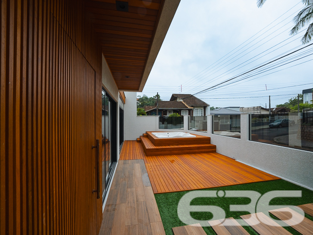 Lindo Geminado no Bairro Floresta em Joinville/SC
Apresentamos uma oportunidade única para você e sua família! Este moderno geminado está localizado no bairro Floresta, em Joinville/SC, uma área privilegiada com todas as comodidades que você precisa para uma vida confortável e prática.
Composição do Imóvel:
* 1 Suíte
* 2 Dormitórios
* 1 Lavabo
* 1 Banheiro Social
* Sala de Estar e Jantar Integradas
* Cozinha Gourmet
* Área de Serviço
* Sacada
* Jacuzzi para 7 Pessoas
* 3 Vagas de Garagem
Ao entrar neste sobrado geminado, você é recebido por um amplo living integrado à área gourmet, proporcionando um ambiente perfeito para receber amigos e familiares. A sala de estar e jantar são espaçosas e bem iluminadas, com acabamento de alto padrão que realça a sofisticação do imóvel.
A área íntima conta com uma suíte que oferece um espaço tranquilo e privativo, além de dois dormitórios bem dimensionados. Todos os banheiros são modernos, com revestimentos de qualidade superior que garantem durabilidade e estilo.
A área externa é um verdadeiro oásis particular, com uma jacuzzi para 7 pessoas que promete momentos de relaxamento e lazer. O deck de madeira ao redor da jacuzzi cria um ambiente acolhedor e elegante, ideal para desfrutar dos dias de sol.
Para completar, o imóvel oferece 3 vagas de garagem, sendo duas descobertas e uma coberta, proporcionando comodidade e segurança para você e sua família.
Localizado no Bairro Floresta, este imóvel está próximo a todas as comodidades que você precisa no dia a dia. Com acesso fácil a vias principais, transporte público, shopping centers, escolas e hospitais, você estará sempre bem conectado e terá tudo ao seu alcance.
Não perca a oportunidade de adquirir este lindo sobrado geminado no Bairro Floresta. Entre em contato conosco e agende uma visita. Estamos prontos para apresentar cada detalhe deste imóvel que pode ser o seu novo lar.
636 Negócios Imobiliários - Concretizando Sonhos, Construindo Realidades
Entre em contato com nossa equipe de corretores especializados e descubra mais sobre este e outros imóveis que temos à disposição. Estamos à disposição para lhe atender com a excelência e a dedicação que você merece.
636 NEGÓCIOS IMOBILIÁRIOS: A SUA MELHOR ESCOLHA
Com mais de 30 anos de experiência, a 636 Negócios Imobiliários é sua parceira ideal para encontrar o imóvel perfeito. Estamos prontos para ajudá-lo a fazer deste imóvel o seu novo lar.
Telefone: (47) 3451-0636
WhatsApp: (47) 99190-0636
Não perca esta oportunidade única. Visite nosso site para mais informações: i636.com.br