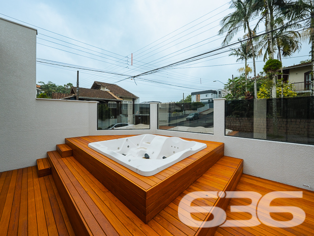 Lindo Geminado no Bairro Floresta em Joinville/SC
Apresentamos uma oportunidade única para você e sua família! Este moderno geminado está localizado no bairro Floresta, em Joinville/SC, uma área privilegiada com todas as comodidades que você precisa para uma vida confortável e prática.
Composição do Imóvel:
* 1 Suíte
* 2 Dormitórios
* 1 Lavabo
* 1 Banheiro Social
* Sala de Estar e Jantar Integradas
* Cozinha Gourmet
* Área de Serviço
* Sacada
* Jacuzzi para 7 Pessoas
* 3 Vagas de Garagem
Ao entrar neste sobrado geminado, você é recebido por um amplo living integrado à área gourmet, proporcionando um ambiente perfeito para receber amigos e familiares. A sala de estar e jantar são espaçosas e bem iluminadas, com acabamento de alto padrão que realça a sofisticação do imóvel.
A área íntima conta com uma suíte que oferece um espaço tranquilo e privativo, além de dois dormitórios bem dimensionados. Todos os banheiros são modernos, com revestimentos de qualidade superior que garantem durabilidade e estilo.
A área externa é um verdadeiro oásis particular, com uma jacuzzi para 7 pessoas que promete momentos de relaxamento e lazer. O deck de madeira ao redor da jacuzzi cria um ambiente acolhedor e elegante, ideal para desfrutar dos dias de sol.
Para completar, o imóvel oferece 3 vagas de garagem, sendo duas descobertas e uma coberta, proporcionando comodidade e segurança para você e sua família.
Localizado no Bairro Floresta, este imóvel está próximo a todas as comodidades que você precisa no dia a dia. Com acesso fácil a vias principais, transporte público, shopping centers, escolas e hospitais, você estará sempre bem conectado e terá tudo ao seu alcance.
Não perca a oportunidade de adquirir este lindo sobrado geminado no Bairro Floresta. Entre em contato conosco e agende uma visita. Estamos prontos para apresentar cada detalhe deste imóvel que pode ser o seu novo lar.
636 Negócios Imobiliários - Concretizando Sonhos, Construindo Realidades
Entre em contato com nossa equipe de corretores especializados e descubra mais sobre este e outros imóveis que temos à disposição. Estamos à disposição para lhe atender com a excelência e a dedicação que você merece.
636 NEGÓCIOS IMOBILIÁRIOS: A SUA MELHOR ESCOLHA
Com mais de 30 anos de experiência, a 636 Negócios Imobiliários é sua parceira ideal para encontrar o imóvel perfeito. Estamos prontos para ajudá-lo a fazer deste imóvel o seu novo lar.
Telefone: (47) 3451-0636
WhatsApp: (47) 99190-0636
Não perca esta oportunidade única. Visite nosso site para mais informações: i636.com.br