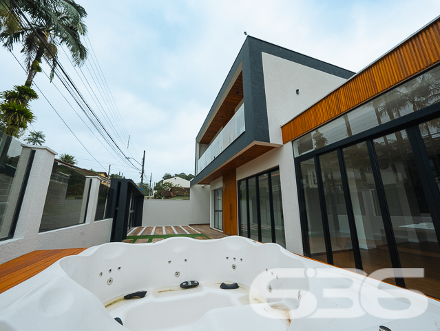 Lindo Geminado no Bairro Floresta em Joinville/SC
Apresentamos uma oportunidade única para você e sua família! Este moderno geminado está localizado no bairro Floresta, em Joinville/SC, uma área privilegiada com todas as comodidades que você precisa para uma vida confortável e prática.
Composição do Imóvel:
* 1 Suíte
* 2 Dormitórios
* 1 Lavabo
* 1 Banheiro Social
* Sala de Estar e Jantar Integradas
* Cozinha Gourmet
* Área de Serviço
* Sacada
* Jacuzzi para 7 Pessoas
* 3 Vagas de Garagem
Ao entrar neste sobrado geminado, você é recebido por um amplo living integrado à área gourmet, proporcionando um ambiente perfeito para receber amigos e familiares. A sala de estar e jantar são espaçosas e bem iluminadas, com acabamento de alto padrão que realça a sofisticação do imóvel.
A área íntima conta com uma suíte que oferece um espaço tranquilo e privativo, além de dois dormitórios bem dimensionados. Todos os banheiros são modernos, com revestimentos de qualidade superior que garantem durabilidade e estilo.
A área externa é um verdadeiro oásis particular, com uma jacuzzi para 7 pessoas que promete momentos de relaxamento e lazer. O deck de madeira ao redor da jacuzzi cria um ambiente acolhedor e elegante, ideal para desfrutar dos dias de sol.
Para completar, o imóvel oferece 3 vagas de garagem, sendo duas descobertas e uma coberta, proporcionando comodidade e segurança para você e sua família.
Localizado no Bairro Floresta, este imóvel está próximo a todas as comodidades que você precisa no dia a dia. Com acesso fácil a vias principais, transporte público, shopping centers, escolas e hospitais, você estará sempre bem conectado e terá tudo ao seu alcance.
Não perca a oportunidade de adquirir este lindo sobrado geminado no Bairro Floresta. Entre em contato conosco e agende uma visita. Estamos prontos para apresentar cada detalhe deste imóvel que pode ser o seu novo lar.
636 Negócios Imobiliários - Concretizando Sonhos, Construindo Realidades
Entre em contato com nossa equipe de corretores especializados e descubra mais sobre este e outros imóveis que temos à disposição. Estamos à disposição para lhe atender com a excelência e a dedicação que você merece.
636 NEGÓCIOS IMOBILIÁRIOS: A SUA MELHOR ESCOLHA
Com mais de 30 anos de experiência, a 636 Negócios Imobiliários é sua parceira ideal para encontrar o imóvel perfeito. Estamos prontos para ajudá-lo a fazer deste imóvel o seu novo lar.
Telefone: (47) 3451-0636
WhatsApp: (47) 99190-0636
Não perca esta oportunidade única. Visite nosso site para mais informações: i636.com.br