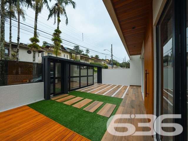 Lindo Geminado no Bairro Floresta em Joinville/SC
Apresentamos uma oportunidade única para você e sua família! Este moderno geminado está localizado no bairro Floresta, em Joinville/SC, uma área privilegiada com todas as comodidades que você precisa para uma vida confortável e prática.
Composição do Imóvel:
* 1 Suíte
* 2 Dormitórios
* 1 Lavabo
* 1 Banheiro Social
* Sala de Estar e Jantar Integradas
* Cozinha Gourmet
* Área de Serviço
* Sacada
* Jacuzzi para 7 Pessoas
* 3 Vagas de Garagem
Ao entrar neste sobrado geminado, você é recebido por um amplo living integrado à área gourmet, proporcionando um ambiente perfeito para receber amigos e familiares. A sala de estar e jantar são espaçosas e bem iluminadas, com acabamento de alto padrão que realça a sofisticação do imóvel.
A área íntima conta com uma suíte que oferece um espaço tranquilo e privativo, além de dois dormitórios bem dimensionados. Todos os banheiros são modernos, com revestimentos de qualidade superior que garantem durabilidade e estilo.
A área externa é um verdadeiro oásis particular, com uma jacuzzi para 7 pessoas que promete momentos de relaxamento e lazer. O deck de madeira ao redor da jacuzzi cria um ambiente acolhedor e elegante, ideal para desfrutar dos dias de sol.
Para completar, o imóvel oferece 3 vagas de garagem, sendo duas descobertas e uma coberta, proporcionando comodidade e segurança para você e sua família.
Localizado no Bairro Floresta, este imóvel está próximo a todas as comodidades que você precisa no dia a dia. Com acesso fácil a vias principais, transporte público, shopping centers, escolas e hospitais, você estará sempre bem conectado e terá tudo ao seu alcance.
Não perca a oportunidade de adquirir este lindo sobrado geminado no Bairro Floresta. Entre em contato conosco e agende uma visita. Estamos prontos para apresentar cada detalhe deste imóvel que pode ser o seu novo lar.
636 Negócios Imobiliários - Concretizando Sonhos, Construindo Realidades
Entre em contato com nossa equipe de corretores especializados e descubra mais sobre este e outros imóveis que temos à disposição. Estamos à disposição para lhe atender com a excelência e a dedicação que você merece.
636 NEGÓCIOS IMOBILIÁRIOS: A SUA MELHOR ESCOLHA
Com mais de 30 anos de experiência, a 636 Negócios Imobiliários é sua parceira ideal para encontrar o imóvel perfeito. Estamos prontos para ajudá-lo a fazer deste imóvel o seu novo lar.
Telefone: (47) 3451-0636
WhatsApp: (47) 99190-0636
Não perca esta oportunidade única. Visite nosso site para mais informações: i636.com.br