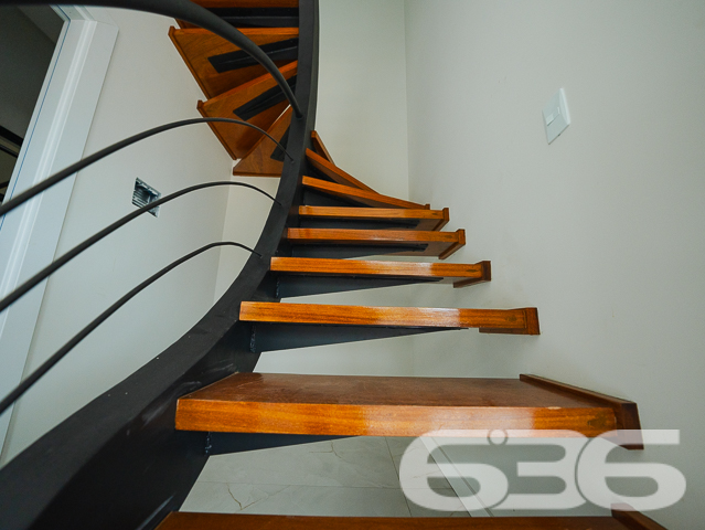Lindo Geminado no Bairro Floresta em Joinville/SC
Apresentamos uma oportunidade única para você e sua família! Este moderno geminado está localizado no bairro Floresta, em Joinville/SC, uma área privilegiada com todas as comodidades que você precisa para uma vida confortável e prática.
Composição do Imóvel:
* 1 Suíte
* 2 Dormitórios
* 1 Lavabo
* 1 Banheiro Social
* Sala de Estar e Jantar Integradas
* Cozinha Gourmet
* Área de Serviço
* Sacada
* Jacuzzi para 7 Pessoas
* 3 Vagas de Garagem
Ao entrar neste sobrado geminado, você é recebido por um amplo living integrado à área gourmet, proporcionando um ambiente perfeito para receber amigos e familiares. A sala de estar e jantar são espaçosas e bem iluminadas, com acabamento de alto padrão que realça a sofisticação do imóvel.
A área íntima conta com uma suíte que oferece um espaço tranquilo e privativo, além de dois dormitórios bem dimensionados. Todos os banheiros são modernos, com revestimentos de qualidade superior que garantem durabilidade e estilo.
A área externa é um verdadeiro oásis particular, com uma jacuzzi para 7 pessoas que promete momentos de relaxamento e lazer. O deck de madeira ao redor da jacuzzi cria um ambiente acolhedor e elegante, ideal para desfrutar dos dias de sol.
Para completar, o imóvel oferece 3 vagas de garagem, sendo duas descobertas e uma coberta, proporcionando comodidade e segurança para você e sua família.
Localizado no Bairro Floresta, este imóvel está próximo a todas as comodidades que você precisa no dia a dia. Com acesso fácil a vias principais, transporte público, shopping centers, escolas e hospitais, você estará sempre bem conectado e terá tudo ao seu alcance.
Não perca a oportunidade de adquirir este lindo sobrado geminado no Bairro Floresta. Entre em contato conosco e agende uma visita. Estamos prontos para apresentar cada detalhe deste imóvel que pode ser o seu novo lar.
636 Negócios Imobiliários - Concretizando Sonhos, Construindo Realidades
Entre em contato com nossa equipe de corretores especializados e descubra mais sobre este e outros imóveis que temos à disposição. Estamos à disposição para lhe atender com a excelência e a dedicação que você merece.
636 NEGÓCIOS IMOBILIÁRIOS: A SUA MELHOR ESCOLHA
Com mais de 30 anos de experiência, a 636 Negócios Imobiliários é sua parceira ideal para encontrar o imóvel perfeito. Estamos prontos para ajudá-lo a fazer deste imóvel o seu novo lar.
Telefone: (47) 3451-0636
WhatsApp: (47) 99190-0636
Não perca esta oportunidade única. Visite nosso site para mais informações: i636.com.br