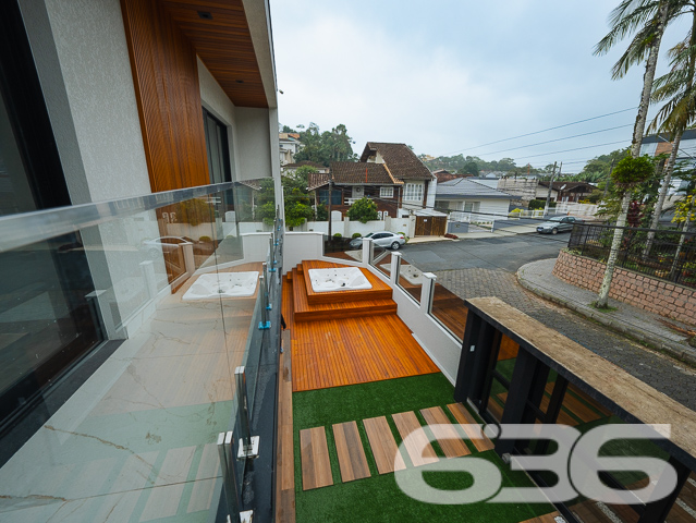 Lindo Geminado no Bairro Floresta em Joinville/SC
Apresentamos uma oportunidade única para você e sua família! Este moderno geminado está localizado no bairro Floresta, em Joinville/SC, uma área privilegiada com todas as comodidades que você precisa para uma vida confortável e prática.
Composição do Imóvel:
* 1 Suíte
* 2 Dormitórios
* 1 Lavabo
* 1 Banheiro Social
* Sala de Estar e Jantar Integradas
* Cozinha Gourmet
* Área de Serviço
* Sacada
* Jacuzzi para 7 Pessoas
* 3 Vagas de Garagem
Ao entrar neste sobrado geminado, você é recebido por um amplo living integrado à área gourmet, proporcionando um ambiente perfeito para receber amigos e familiares. A sala de estar e jantar são espaçosas e bem iluminadas, com acabamento de alto padrão que realça a sofisticação do imóvel.
A área íntima conta com uma suíte que oferece um espaço tranquilo e privativo, além de dois dormitórios bem dimensionados. Todos os banheiros são modernos, com revestimentos de qualidade superior que garantem durabilidade e estilo.
A área externa é um verdadeiro oásis particular, com uma jacuzzi para 7 pessoas que promete momentos de relaxamento e lazer. O deck de madeira ao redor da jacuzzi cria um ambiente acolhedor e elegante, ideal para desfrutar dos dias de sol.
Para completar, o imóvel oferece 3 vagas de garagem, sendo duas descobertas e uma coberta, proporcionando comodidade e segurança para você e sua família.
Localizado no Bairro Floresta, este imóvel está próximo a todas as comodidades que você precisa no dia a dia. Com acesso fácil a vias principais, transporte público, shopping centers, escolas e hospitais, você estará sempre bem conectado e terá tudo ao seu alcance.
Não perca a oportunidade de adquirir este lindo sobrado geminado no Bairro Floresta. Entre em contato conosco e agende uma visita. Estamos prontos para apresentar cada detalhe deste imóvel que pode ser o seu novo lar.
636 Negócios Imobiliários - Concretizando Sonhos, Construindo Realidades
Entre em contato com nossa equipe de corretores especializados e descubra mais sobre este e outros imóveis que temos à disposição. Estamos à disposição para lhe atender com a excelência e a dedicação que você merece.
636 NEGÓCIOS IMOBILIÁRIOS: A SUA MELHOR ESCOLHA
Com mais de 30 anos de experiência, a 636 Negócios Imobiliários é sua parceira ideal para encontrar o imóvel perfeito. Estamos prontos para ajudá-lo a fazer deste imóvel o seu novo lar.
Telefone: (47) 3451-0636
WhatsApp: (47) 99190-0636
Não perca esta oportunidade única. Visite nosso site para mais informações: i636.com.br