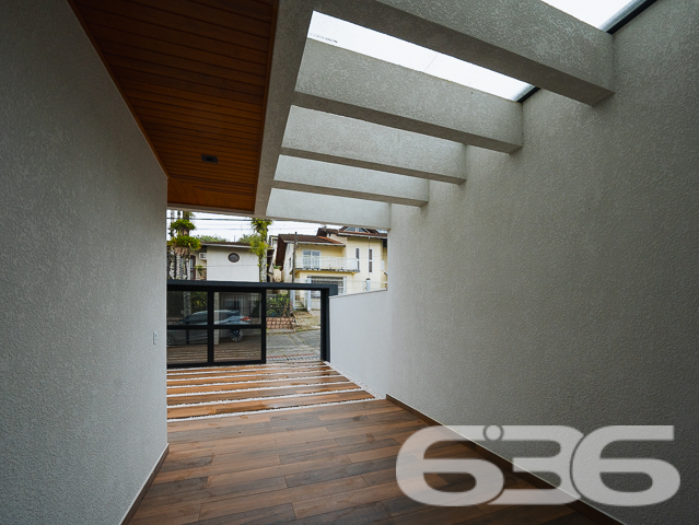 Lindo Geminado no Bairro Floresta em Joinville/SC
Apresentamos uma oportunidade única para você e sua família! Este moderno geminado está localizado no bairro Floresta, em Joinville/SC, uma área privilegiada com todas as comodidades que você precisa para uma vida confortável e prática.
Composição do Imóvel:
* 1 Suíte
* 2 Dormitórios
* 1 Lavabo
* 1 Banheiro Social
* Sala de Estar e Jantar Integradas
* Cozinha Gourmet
* Área de Serviço
* Sacada
* Jacuzzi para 7 Pessoas
* 3 Vagas de Garagem
Ao entrar neste sobrado geminado, você é recebido por um amplo living integrado à área gourmet, proporcionando um ambiente perfeito para receber amigos e familiares. A sala de estar e jantar são espaçosas e bem iluminadas, com acabamento de alto padrão que realça a sofisticação do imóvel.
A área íntima conta com uma suíte que oferece um espaço tranquilo e privativo, além de dois dormitórios bem dimensionados. Todos os banheiros são modernos, com revestimentos de qualidade superior que garantem durabilidade e estilo.
A área externa é um verdadeiro oásis particular, com uma jacuzzi para 7 pessoas que promete momentos de relaxamento e lazer. O deck de madeira ao redor da jacuzzi cria um ambiente acolhedor e elegante, ideal para desfrutar dos dias de sol.
Para completar, o imóvel oferece 3 vagas de garagem, sendo duas descobertas e uma coberta, proporcionando comodidade e segurança para você e sua família.
Localizado no Bairro Floresta, este imóvel está próximo a todas as comodidades que você precisa no dia a dia. Com acesso fácil a vias principais, transporte público, shopping centers, escolas e hospitais, você estará sempre bem conectado e terá tudo ao seu alcance.
Não perca a oportunidade de adquirir este lindo sobrado geminado no Bairro Floresta. Entre em contato conosco e agende uma visita. Estamos prontos para apresentar cada detalhe deste imóvel que pode ser o seu novo lar.
636 Negócios Imobiliários - Concretizando Sonhos, Construindo Realidades
Entre em contato com nossa equipe de corretores especializados e descubra mais sobre este e outros imóveis que temos à disposição. Estamos à disposição para lhe atender com a excelência e a dedicação que você merece.
636 NEGÓCIOS IMOBILIÁRIOS: A SUA MELHOR ESCOLHA
Com mais de 30 anos de experiência, a 636 Negócios Imobiliários é sua parceira ideal para encontrar o imóvel perfeito. Estamos prontos para ajudá-lo a fazer deste imóvel o seu novo lar.
Telefone: (47) 3451-0636
WhatsApp: (47) 99190-0636
Não perca esta oportunidade única. Visite nosso site para mais informações: i636.com.br