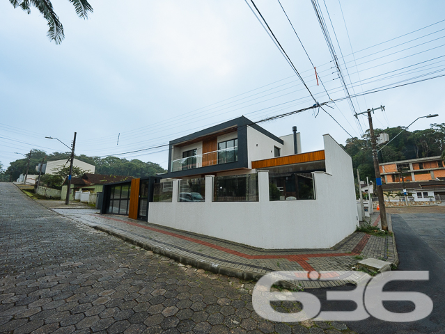 Lindo Geminado no Bairro Floresta em Joinville/SC
Apresentamos uma oportunidade única para você e sua família! Este moderno geminado está localizado no bairro Floresta, em Joinville/SC, uma área privilegiada com todas as comodidades que você precisa para uma vida confortável e prática.
Composição do Imóvel:
* 1 Suíte
* 2 Dormitórios
* 1 Lavabo
* 1 Banheiro Social
* Sala de Estar e Jantar Integradas
* Cozinha Gourmet
* Área de Serviço
* Sacada
* Jacuzzi para 7 Pessoas
* 3 Vagas de Garagem
Ao entrar neste sobrado geminado, você é recebido por um amplo living integrado à área gourmet, proporcionando um ambiente perfeito para receber amigos e familiares. A sala de estar e jantar são espaçosas e bem iluminadas, com acabamento de alto padrão que realça a sofisticação do imóvel.
A área íntima conta com uma suíte que oferece um espaço tranquilo e privativo, além de dois dormitórios bem dimensionados. Todos os banheiros são modernos, com revestimentos de qualidade superior que garantem durabilidade e estilo.
A área externa é um verdadeiro oásis particular, com uma jacuzzi para 7 pessoas que promete momentos de relaxamento e lazer. O deck de madeira ao redor da jacuzzi cria um ambiente acolhedor e elegante, ideal para desfrutar dos dias de sol.
Para completar, o imóvel oferece 3 vagas de garagem, sendo duas descobertas e uma coberta, proporcionando comodidade e segurança para você e sua família.
Localizado no Bairro Floresta, este imóvel está próximo a todas as comodidades que você precisa no dia a dia. Com acesso fácil a vias principais, transporte público, shopping centers, escolas e hospitais, você estará sempre bem conectado e terá tudo ao seu alcance.
Não perca a oportunidade de adquirir este lindo sobrado geminado no Bairro Floresta. Entre em contato conosco e agende uma visita. Estamos prontos para apresentar cada detalhe deste imóvel que pode ser o seu novo lar.
636 Negócios Imobiliários - Concretizando Sonhos, Construindo Realidades
Entre em contato com nossa equipe de corretores especializados e descubra mais sobre este e outros imóveis que temos à disposição. Estamos à disposição para lhe atender com a excelência e a dedicação que você merece.
636 NEGÓCIOS IMOBILIÁRIOS: A SUA MELHOR ESCOLHA
Com mais de 30 anos de experiência, a 636 Negócios Imobiliários é sua parceira ideal para encontrar o imóvel perfeito. Estamos prontos para ajudá-lo a fazer deste imóvel o seu novo lar.
Telefone: (47) 3451-0636
WhatsApp: (47) 99190-0636
Não perca esta oportunidade única. Visite nosso site para mais informações: i636.com.br