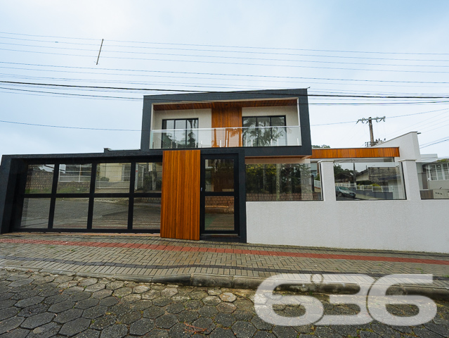 Lindo Geminado no Bairro Floresta em Joinville/SC
Apresentamos uma oportunidade única para você e sua família! Este moderno geminado está localizado no bairro Floresta, em Joinville/SC, uma área privilegiada com todas as comodidades que você precisa para uma vida confortável e prática.
Composição do Imóvel:
* 1 Suíte
* 2 Dormitórios
* 1 Lavabo
* 1 Banheiro Social
* Sala de Estar e Jantar Integradas
* Cozinha Gourmet
* Área de Serviço
* Sacada
* Jacuzzi para 7 Pessoas
* 3 Vagas de Garagem
Ao entrar neste sobrado geminado, você é recebido por um amplo living integrado à área gourmet, proporcionando um ambiente perfeito para receber amigos e familiares. A sala de estar e jantar são espaçosas e bem iluminadas, com acabamento de alto padrão que realça a sofisticação do imóvel.
A área íntima conta com uma suíte que oferece um espaço tranquilo e privativo, além de dois dormitórios bem dimensionados. Todos os banheiros são modernos, com revestimentos de qualidade superior que garantem durabilidade e estilo.
A área externa é um verdadeiro oásis particular, com uma jacuzzi para 7 pessoas que promete momentos de relaxamento e lazer. O deck de madeira ao redor da jacuzzi cria um ambiente acolhedor e elegante, ideal para desfrutar dos dias de sol.
Para completar, o imóvel oferece 3 vagas de garagem, sendo duas descobertas e uma coberta, proporcionando comodidade e segurança para você e sua família.
Localizado no Bairro Floresta, este imóvel está próximo a todas as comodidades que você precisa no dia a dia. Com acesso fácil a vias principais, transporte público, shopping centers, escolas e hospitais, você estará sempre bem conectado e terá tudo ao seu alcance.
Não perca a oportunidade de adquirir este lindo sobrado geminado no Bairro Floresta. Entre em contato conosco e agende uma visita. Estamos prontos para apresentar cada detalhe deste imóvel que pode ser o seu novo lar.
636 Negócios Imobiliários - Concretizando Sonhos, Construindo Realidades
Entre em contato com nossa equipe de corretores especializados e descubra mais sobre este e outros imóveis que temos à disposição. Estamos à disposição para lhe atender com a excelência e a dedicação que você merece.
636 NEGÓCIOS IMOBILIÁRIOS: A SUA MELHOR ESCOLHA
Com mais de 30 anos de experiência, a 636 Negócios Imobiliários é sua parceira ideal para encontrar o imóvel perfeito. Estamos prontos para ajudá-lo a fazer deste imóvel o seu novo lar.
Telefone: (47) 3451-0636
WhatsApp: (47) 99190-0636
Não perca esta oportunidade única. Visite nosso site para mais informações: i636.com.br