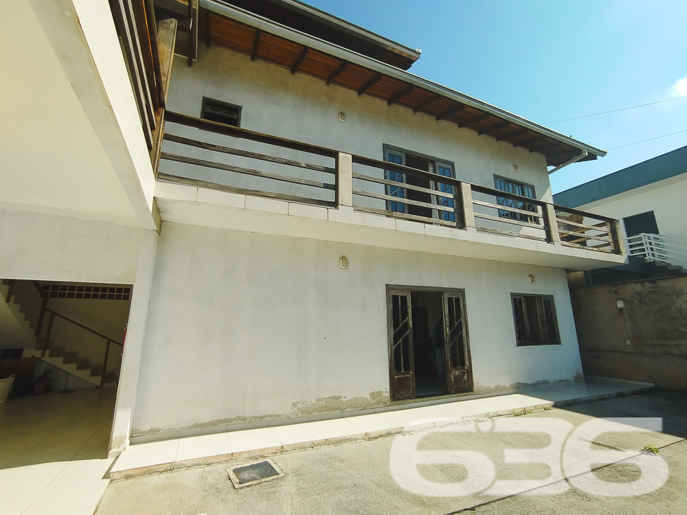 Descubra o Sobrado dos Seus Sonhos em São Francisco do Sul - Bairro Iperoba
Se você está em busca de um lar que combine conforto, espaço e praticidade, este sobrado é a escolha perfeita para você e sua família. Localizado no charmoso bairro Iperoba, em São Francisco do Sul, este imóvel oferece tudo o que você precisa para viver com qualidade e tranquilidade.
Composição do Imóvel:
Garagem: 4 vagas (2 cobertas e 2 descobertas)
Dormitórios: 3
Suíte: 1
Banheiros: 3
Salas: 2 salas de estar e jantar integradas
Cozinhas: 2 cozinhas bem equipadas
Área de Serviço: Sim
Área de Festas: Com churrasqueira e fogão a lenha
Varanda: Ampla varanda ao redor do sobrado
Destaques do Imóvel:
Espaço e Conforto: Com uma área construída de 145 m², este sobrado proporciona espaços amplos e bem distribuídos, ideais para a convivência familiar e recepção de amigos.
Ambientes Integrados: A integração das salas de estar e jantar com a cozinha cria um ambiente perfeito para momentos em família.
Área de Festas: A área de festas com churrasqueira e fogão a lenha é um convite para confraternizações e churrascos em família.
Localização Estratégica: Situado no Bairro Iperoba, próximo a indústrias e universidades, proporcionando facilidade de acesso e comodidade.
Infraestrutura Externa:
Varanda Ampla: A varanda ao redor do sobrado oferece um espaço agradável para relaxar e aproveitar o ambiente externo.
Vagas de Garagem: Com 4 vagas, sendo 2 cobertas, garante espaço para seus veículos e os de suas visitas.
Terreno Plano e Murado: Com uma topografia plana e totalmente murado, oferece segurança e privacidade.
Sobre a Localização:
Bairro Iperoba: Conhecido por sua tranquilidade e proximidade com importantes vias de acesso, o bairro oferece um ambiente residencial ideal para famílias.
Proximidade a Serviços: Próximo a indústrias e universidades, o que valoriza ainda mais o imóvel para quem trabalha ou estuda na região.
Faça uma Visita!
Não perca a oportunidade de conhecer este sobrado incrível. Entre em contato conosco para agendar uma visita e se surpreenda com tudo o que este imóvel tem a oferecer. Nossa equipe de corretores está pronta para atendê-lo e esclarecer todas as suas dúvidas.
636 NEGÓCIOS IMOBILIÁRIOS: A SUA MELHOR ESCOLHA
Com mais de 30 anos de experiência, a 636 Negócios Imobiliários é sua parceira ideal para encontrar o imóvel perfeito. Estamos prontos para ajudá-lo a fazer deste imóvel o seu novo lar.
Telefone: (47) 3451-0636
WhatsApp: (47) 99190-0636
Não perca esta oportunidade única. Visite nosso site para mais informações: i636.com.br