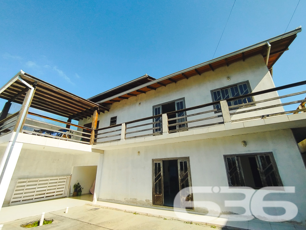 Descubra o Sobrado dos Seus Sonhos em São Francisco do Sul - Bairro Iperoba
Se você está em busca de um lar que combine conforto, espaço e praticidade, este sobrado é a escolha perfeita para você e sua família. Localizado no charmoso bairro Iperoba, em São Francisco do Sul, este imóvel oferece tudo o que você precisa para viver com qualidade e tranquilidade.
Composição do Imóvel:
Garagem: 4 vagas (2 cobertas e 2 descobertas)
Dormitórios: 3
Suíte: 1
Banheiros: 3
Salas: 2 salas de estar e jantar integradas
Cozinhas: 2 cozinhas bem equipadas
Área de Serviço: Sim
Área de Festas: Com churrasqueira e fogão a lenha
Varanda: Ampla varanda ao redor do sobrado
Destaques do Imóvel:
Espaço e Conforto: Com uma área construída de 145 m², este sobrado proporciona espaços amplos e bem distribuídos, ideais para a convivência familiar e recepção de amigos.
Ambientes Integrados: A integração das salas de estar e jantar com a cozinha cria um ambiente perfeito para momentos em família.
Área de Festas: A área de festas com churrasqueira e fogão a lenha é um convite para confraternizações e churrascos em família.
Localização Estratégica: Situado no Bairro Iperoba, próximo a indústrias e universidades, proporcionando facilidade de acesso e comodidade.
Infraestrutura Externa:
Varanda Ampla: A varanda ao redor do sobrado oferece um espaço agradável para relaxar e aproveitar o ambiente externo.
Vagas de Garagem: Com 4 vagas, sendo 2 cobertas, garante espaço para seus veículos e os de suas visitas.
Terreno Plano e Murado: Com uma topografia plana e totalmente murado, oferece segurança e privacidade.
Sobre a Localização:
Bairro Iperoba: Conhecido por sua tranquilidade e proximidade com importantes vias de acesso, o bairro oferece um ambiente residencial ideal para famílias.
Proximidade a Serviços: Próximo a indústrias e universidades, o que valoriza ainda mais o imóvel para quem trabalha ou estuda na região.
Faça uma Visita!
Não perca a oportunidade de conhecer este sobrado incrível. Entre em contato conosco para agendar uma visita e se surpreenda com tudo o que este imóvel tem a oferecer. Nossa equipe de corretores está pronta para atendê-lo e esclarecer todas as suas dúvidas.
636 NEGÓCIOS IMOBILIÁRIOS: A SUA MELHOR ESCOLHA
Com mais de 30 anos de experiência, a 636 Negócios Imobiliários é sua parceira ideal para encontrar o imóvel perfeito. Estamos prontos para ajudá-lo a fazer deste imóvel o seu novo lar.
Telefone: (47) 3451-0636
WhatsApp: (47) 99190-0636
Não perca esta oportunidade única. Visite nosso site para mais informações: i636.com.br