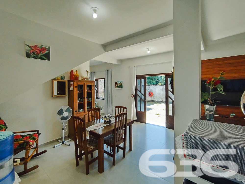 Descubra o Sobrado dos Seus Sonhos em São Francisco do Sul - Bairro Iperoba
Se você está em busca de um lar que combine conforto, espaço e praticidade, este sobrado é a escolha perfeita para você e sua família. Localizado no charmoso bairro Iperoba, em São Francisco do Sul, este imóvel oferece tudo o que você precisa para viver com qualidade e tranquilidade.
Composição do Imóvel:
Garagem: 4 vagas (2 cobertas e 2 descobertas)
Dormitórios: 3
Suíte: 1
Banheiros: 3
Salas: 2 salas de estar e jantar integradas
Cozinhas: 2 cozinhas bem equipadas
Área de Serviço: Sim
Área de Festas: Com churrasqueira e fogão a lenha
Varanda: Ampla varanda ao redor do sobrado
Destaques do Imóvel:
Espaço e Conforto: Com uma área construída de 145 m², este sobrado proporciona espaços amplos e bem distribuídos, ideais para a convivência familiar e recepção de amigos.
Ambientes Integrados: A integração das salas de estar e jantar com a cozinha cria um ambiente perfeito para momentos em família.
Área de Festas: A área de festas com churrasqueira e fogão a lenha é um convite para confraternizações e churrascos em família.
Localização Estratégica: Situado no Bairro Iperoba, próximo a indústrias e universidades, proporcionando facilidade de acesso e comodidade.
Infraestrutura Externa:
Varanda Ampla: A varanda ao redor do sobrado oferece um espaço agradável para relaxar e aproveitar o ambiente externo.
Vagas de Garagem: Com 4 vagas, sendo 2 cobertas, garante espaço para seus veículos e os de suas visitas.
Terreno Plano e Murado: Com uma topografia plana e totalmente murado, oferece segurança e privacidade.
Sobre a Localização:
Bairro Iperoba: Conhecido por sua tranquilidade e proximidade com importantes vias de acesso, o bairro oferece um ambiente residencial ideal para famílias.
Proximidade a Serviços: Próximo a indústrias e universidades, o que valoriza ainda mais o imóvel para quem trabalha ou estuda na região.
Faça uma Visita!
Não perca a oportunidade de conhecer este sobrado incrível. Entre em contato conosco para agendar uma visita e se surpreenda com tudo o que este imóvel tem a oferecer. Nossa equipe de corretores está pronta para atendê-lo e esclarecer todas as suas dúvidas.
636 NEGÓCIOS IMOBILIÁRIOS: A SUA MELHOR ESCOLHA
Com mais de 30 anos de experiência, a 636 Negócios Imobiliários é sua parceira ideal para encontrar o imóvel perfeito. Estamos prontos para ajudá-lo a fazer deste imóvel o seu novo lar.
Telefone: (47) 3451-0636
WhatsApp: (47) 99190-0636
Não perca esta oportunidade única. Visite nosso site para mais informações: i636.com.br