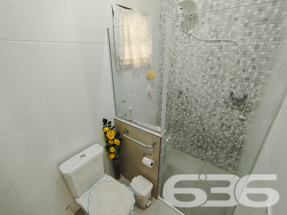 Descubra o Sobrado dos Seus Sonhos em São Francisco do Sul - Bairro Iperoba
Se você está em busca de um lar que combine conforto, espaço e praticidade, este sobrado é a escolha perfeita para você e sua família. Localizado no charmoso bairro Iperoba, em São Francisco do Sul, este imóvel oferece tudo o que você precisa para viver com qualidade e tranquilidade.
Composição do Imóvel:
Garagem: 4 vagas (2 cobertas e 2 descobertas)
Dormitórios: 3
Suíte: 1
Banheiros: 3
Salas: 2 salas de estar e jantar integradas
Cozinhas: 2 cozinhas bem equipadas
Área de Serviço: Sim
Área de Festas: Com churrasqueira e fogão a lenha
Varanda: Ampla varanda ao redor do sobrado
Destaques do Imóvel:
Espaço e Conforto: Com uma área construída de 145 m², este sobrado proporciona espaços amplos e bem distribuídos, ideais para a convivência familiar e recepção de amigos.
Ambientes Integrados: A integração das salas de estar e jantar com a cozinha cria um ambiente perfeito para momentos em família.
Área de Festas: A área de festas com churrasqueira e fogão a lenha é um convite para confraternizações e churrascos em família.
Localização Estratégica: Situado no Bairro Iperoba, próximo a indústrias e universidades, proporcionando facilidade de acesso e comodidade.
Infraestrutura Externa:
Varanda Ampla: A varanda ao redor do sobrado oferece um espaço agradável para relaxar e aproveitar o ambiente externo.
Vagas de Garagem: Com 4 vagas, sendo 2 cobertas, garante espaço para seus veículos e os de suas visitas.
Terreno Plano e Murado: Com uma topografia plana e totalmente murado, oferece segurança e privacidade.
Sobre a Localização:
Bairro Iperoba: Conhecido por sua tranquilidade e proximidade com importantes vias de acesso, o bairro oferece um ambiente residencial ideal para famílias.
Proximidade a Serviços: Próximo a indústrias e universidades, o que valoriza ainda mais o imóvel para quem trabalha ou estuda na região.
Faça uma Visita!
Não perca a oportunidade de conhecer este sobrado incrível. Entre em contato conosco para agendar uma visita e se surpreenda com tudo o que este imóvel tem a oferecer. Nossa equipe de corretores está pronta para atendê-lo e esclarecer todas as suas dúvidas.
636 NEGÓCIOS IMOBILIÁRIOS: A SUA MELHOR ESCOLHA
Com mais de 30 anos de experiência, a 636 Negócios Imobiliários é sua parceira ideal para encontrar o imóvel perfeito. Estamos prontos para ajudá-lo a fazer deste imóvel o seu novo lar.
Telefone: (47) 3451-0636
WhatsApp: (47) 99190-0636
Não perca esta oportunidade única. Visite nosso site para mais informações: i636.com.br